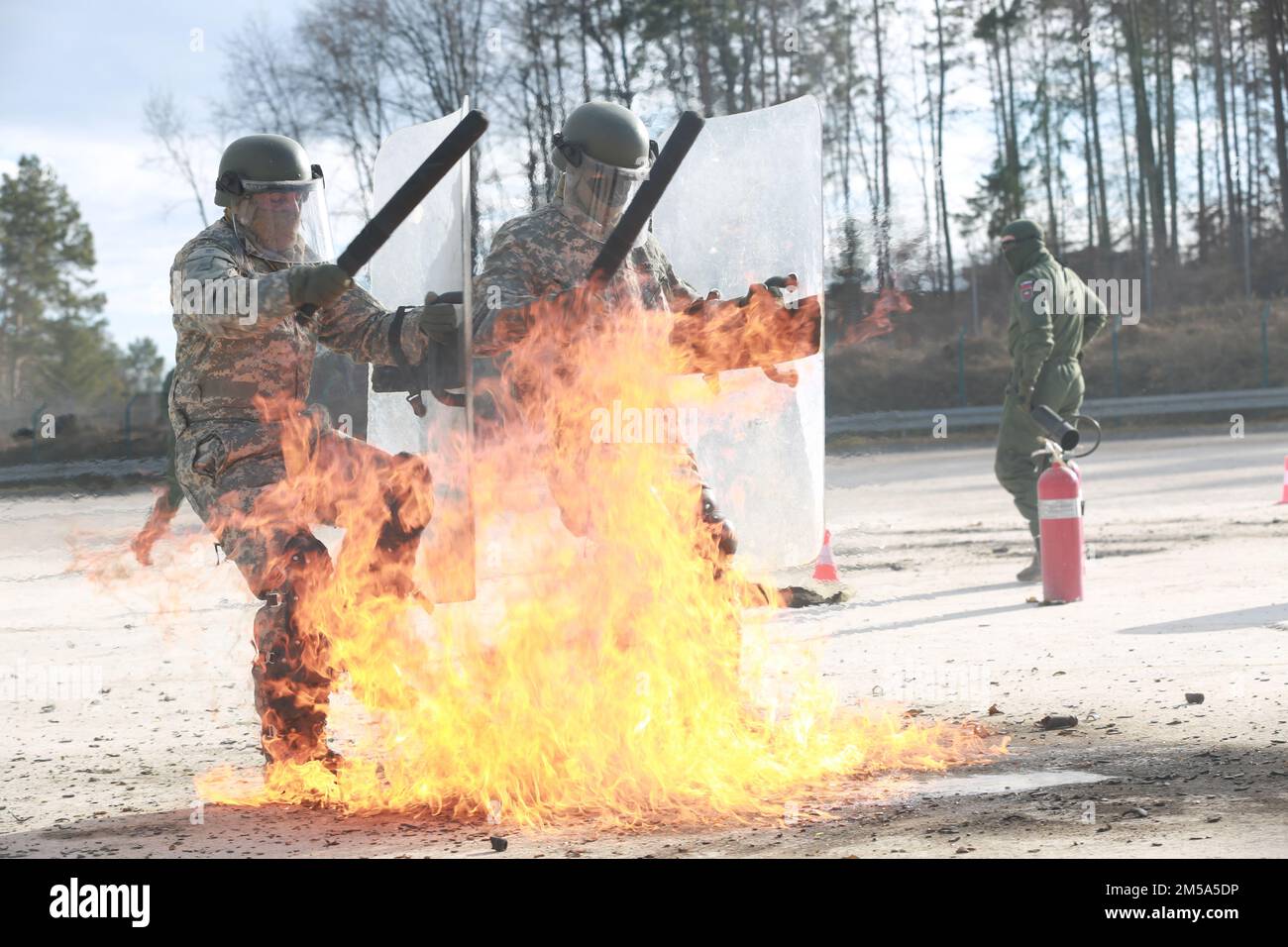 Un soldat de Macédoine réagit au cocktail Molotov tout en subissant une formation de phobie du feu au joint multinational Readiness Centre, Hohenfels, Allemagne, 14 février 2022. La KFOR 30 est une manifestation multinationale de formation qui a pour but de préparer les unités à leur déploiement dans le Commandement régional du Kosovo à l'est. Banque D'Images