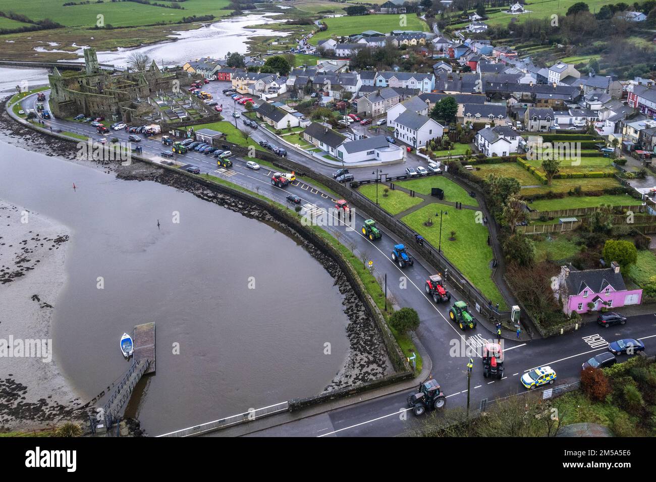 Timoleague, West Cork, Irlande. 27th décembre 2022. Kilbrittain Tractor Run a eu lieu aujourd'hui, malgré les intempéries. La course du tracteur contribue aux efforts de construction d'une unité d'autisme à Dunmanway. Entre 500-600 tracteurs ont pris part à la course, qui est vu en chemin à travers le village de Timoleague. Crédit : AG News/Alay Live News Banque D'Images