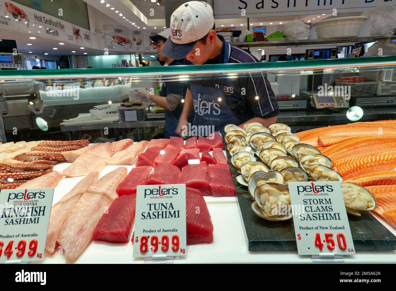 Sydney. Nouvelle-Galles du Sud. Australie. Le marché aux poissons. Poisson cru prêt pour sashimi Banque D'Images