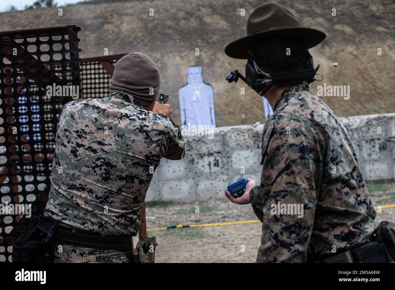 ÉTATS-UNIS Le Sgt Joshua C. Cardenas, à droite, membre de l'équipe de tir du corps des Marines, Times le Sgt Michael Mendez, instructeur de tir au combat avec un centre officiel d'entraînement au tir, un bataillon d'armes et d'entraînement sur le terrain, pendant la compétition de tir du corps des Marines Ouest (MCMC-W) au Camp Pendleton, en Californie, 16 février 2022. MCMC-W offre l'occasion d'affiner les compétences fondamentales qui rendent une Marine létale sur le champ de bataille et capable de fournir une force létale dans un environnement dynamique. Banque D'Images