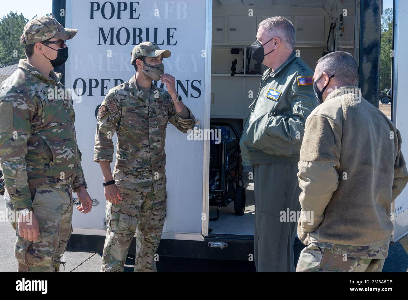 ÉTATS-UNIS Le général de la Force aérienne, Mike Minihan, commandant du Commandement de la mobilité aérienne, et le Sgt. Brian Kruzelnick, chef du Commandement AMC, rencontrent des aviateurs lors de leur visite à l'aérodrome de l'Armée de terre du Pape, en Caroline du Nord, le 14 février 2022. Au cours de la visite, Minihan et Kruzelnick ont remercié les aviateurs affectés au Groupe des opérations de mobilité aérienne 43rd pour leur soutien aux déploiements récents. (É.-U. Photo de la Force aérienne/Tech. Sgt Sydney Knizewewich) Banque D'Images