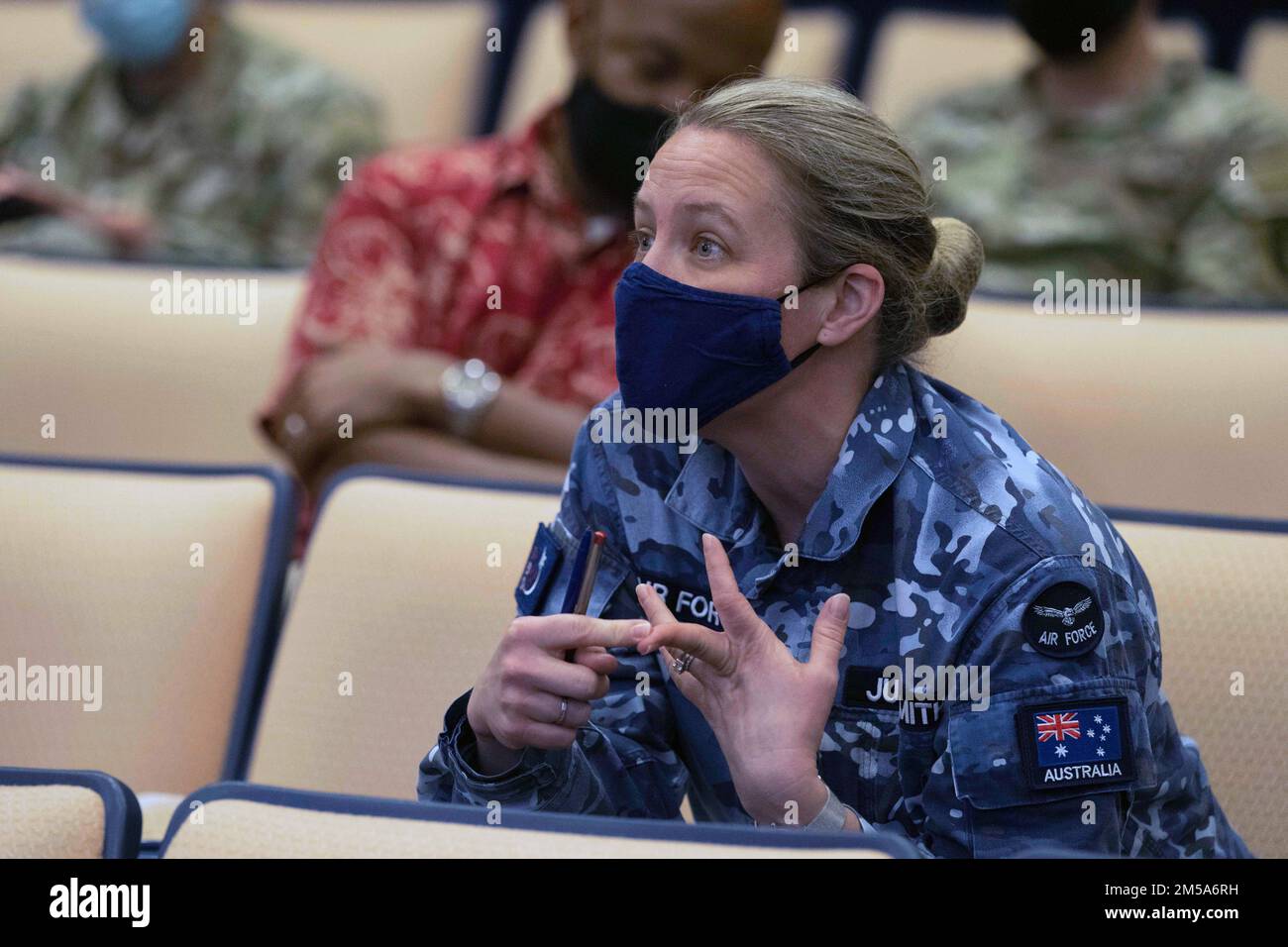 Groupe Royal Australian Air Force Le capitaine Hannah Jude-Smith pose une question au cours d'une expérience multilatérale (MIX) menée par le Pacific Integrated Air missile Defense Centre (PIC) avec des participants de l'Australie, du Japon et des États-Unis, le 14 février 2022, à la base conjointe Pearl Harbor-Hickam, à Hawaï. LE MIX-21 a facilité les possibilités de formation et d'éducation de la DMLA tout en créant un lieu de collaboration ouverte, d'échanges de vues et d'échanges de tactiques et d'opérations régionales de la DMLA au niveau multilatéral. Banque D'Images