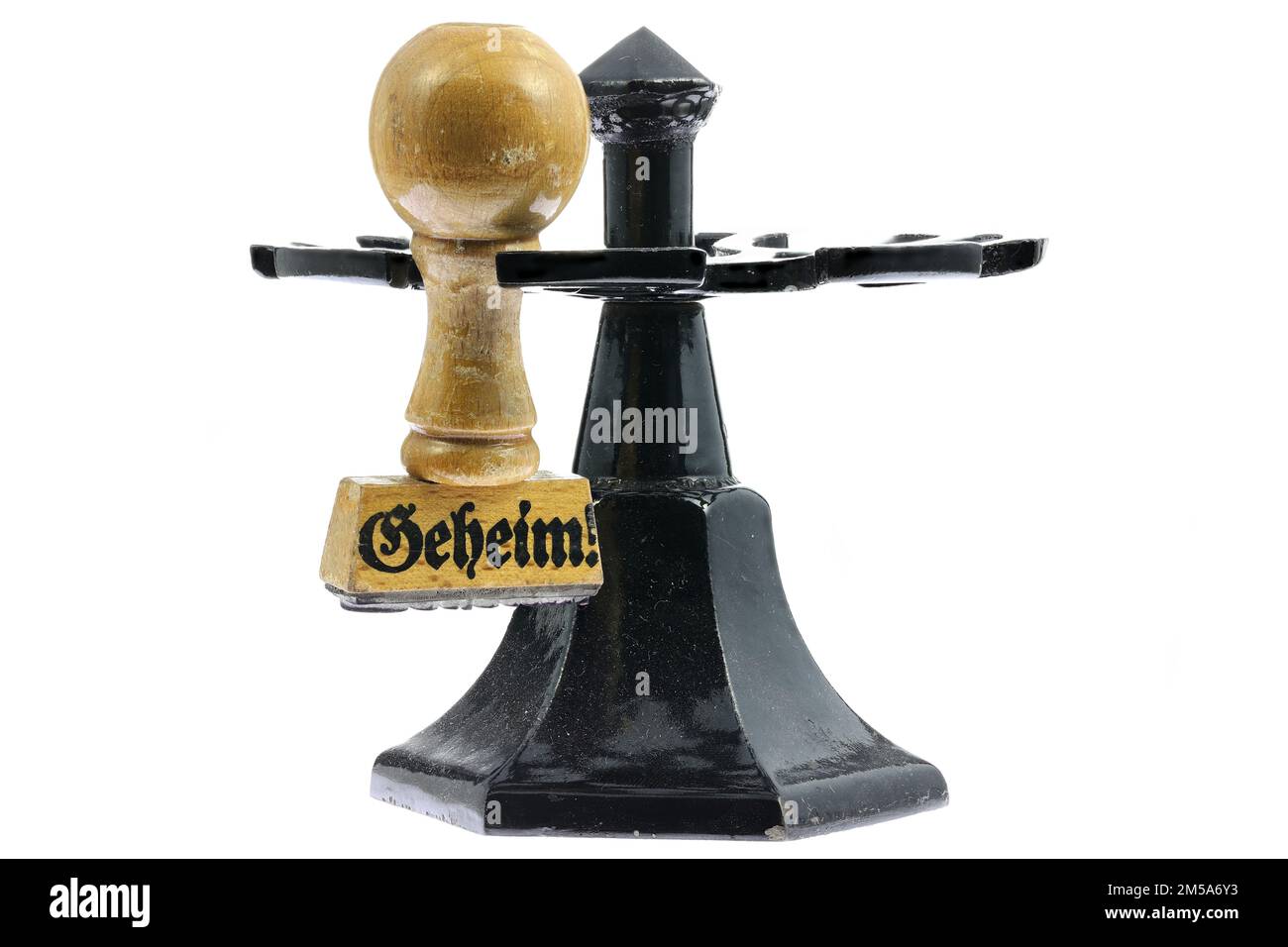Timbre en caoutchouc vintage avec le mot allemand « Geheim! » (confidentiel) sur le carrousel de timbres Banque D'Images