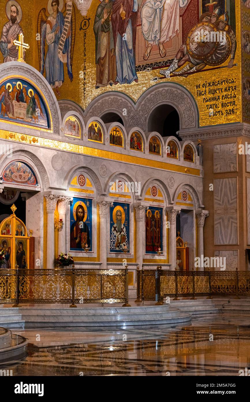Belgrade, Serbie - 20 décembre 2022 : intérieur du temple Saint-Sava, la plus grande église orthodoxe serbe de Belgrade, Serbie Banque D'Images