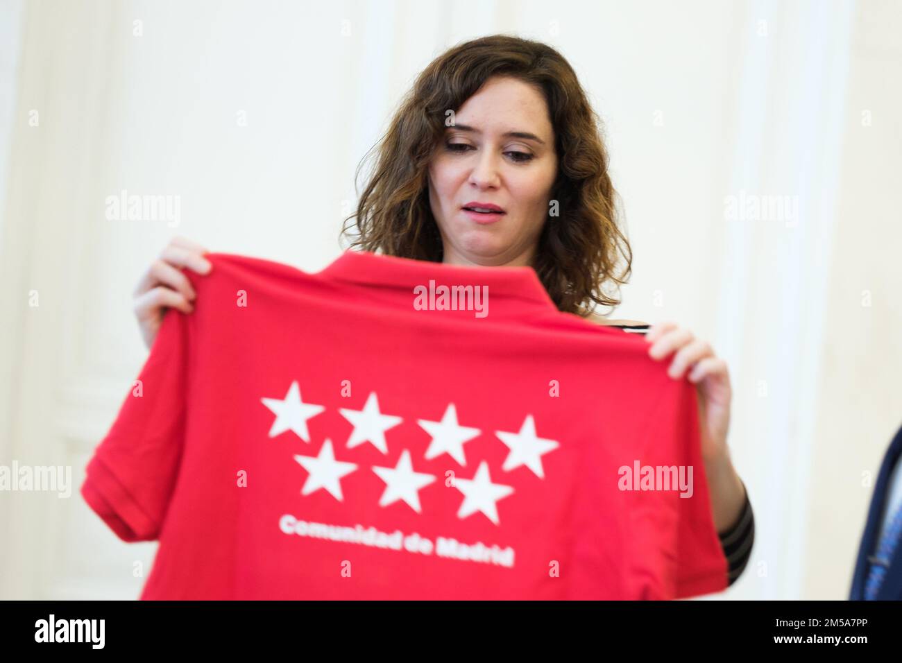 Madrid, Espagne. 23rd décembre 2022. La présidente de la Communauté de Madrid, Isabel Diaz Ayuso, reçoit la Grande Croix de la Fédération de Wrestling de Madrid lors de son accueil aux représentants de la Fédération de Wrestling de Madrid, à la Casa de Correos. Après 90 ans de travail pour la promotion et la diffusion de la lutte olympique et de ses disciplines dans toute la Communauté de Madrid, la Federacion Madrileña de Lucha est l'une des fédérations de sports de combat ayant le plus grand nombre de licences dans la région. Il regroupe actuellement plus de 80 entités et près de 5 000 licences. Banque D'Images