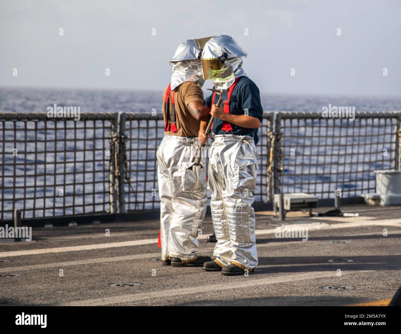 220215-N-HD110-1099 MER DES CARAÏBES - (15 FÉVRIER 2022) -- Le chef principal de Boatswain, Mate Kendrick Miller, à gauche, et le spécialiste de la logistique 3rd classe Steven Hartman, qui s'entraîne comme des suitmen chauds, se déporte d'un incendie simulé lors d'un exercice de lutte contre les incendies sur le pont de vol à bord du navire de combat littoral Freedom-variant USS Milwaukee (LCS 5), 15 février 2022. Milwaukee est déployée dans la zone d’opérations de la flotte américaine 4th pour appuyer la mission de la Force opérationnelle interagences conjointe Sud, qui comprend des missions de lutte contre le trafic de drogues illicites dans les Caraïbes et le Pacifique oriental. Banque D'Images