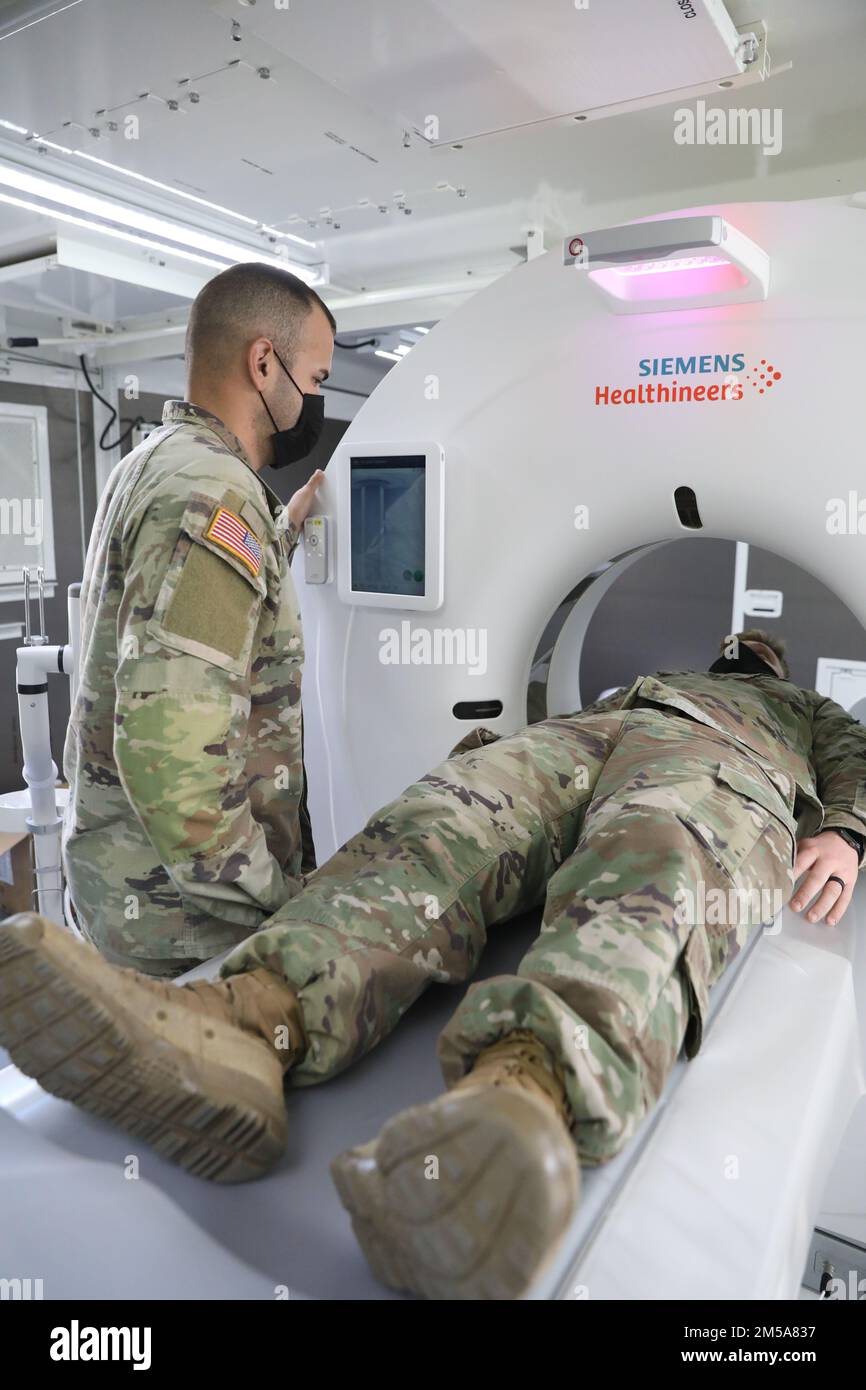 Le Sgt Christian Reiter, officier de radiologie non commandé affecté à l'hôpital combat Field 14th, 16th Hospital Centre, 44th Medical Brigade, dispense une formation sur le nouveau scanner de tomographie informatisé (CT scan) de fort Stewart, en Géorgie, en Ontario, à 15 février 2022. Les nouvelles mises à jour de conception permettent de déployer l'acquisition CT avec les hôpitaux de terrain et permettent une meilleure imagerie médicale, une meilleure portabilité et une meilleure maintenance. Actuellement, le 14th FH est le deuxième au sein de l'armée à recevoir le nouveau scanner portable CT. Banque D'Images