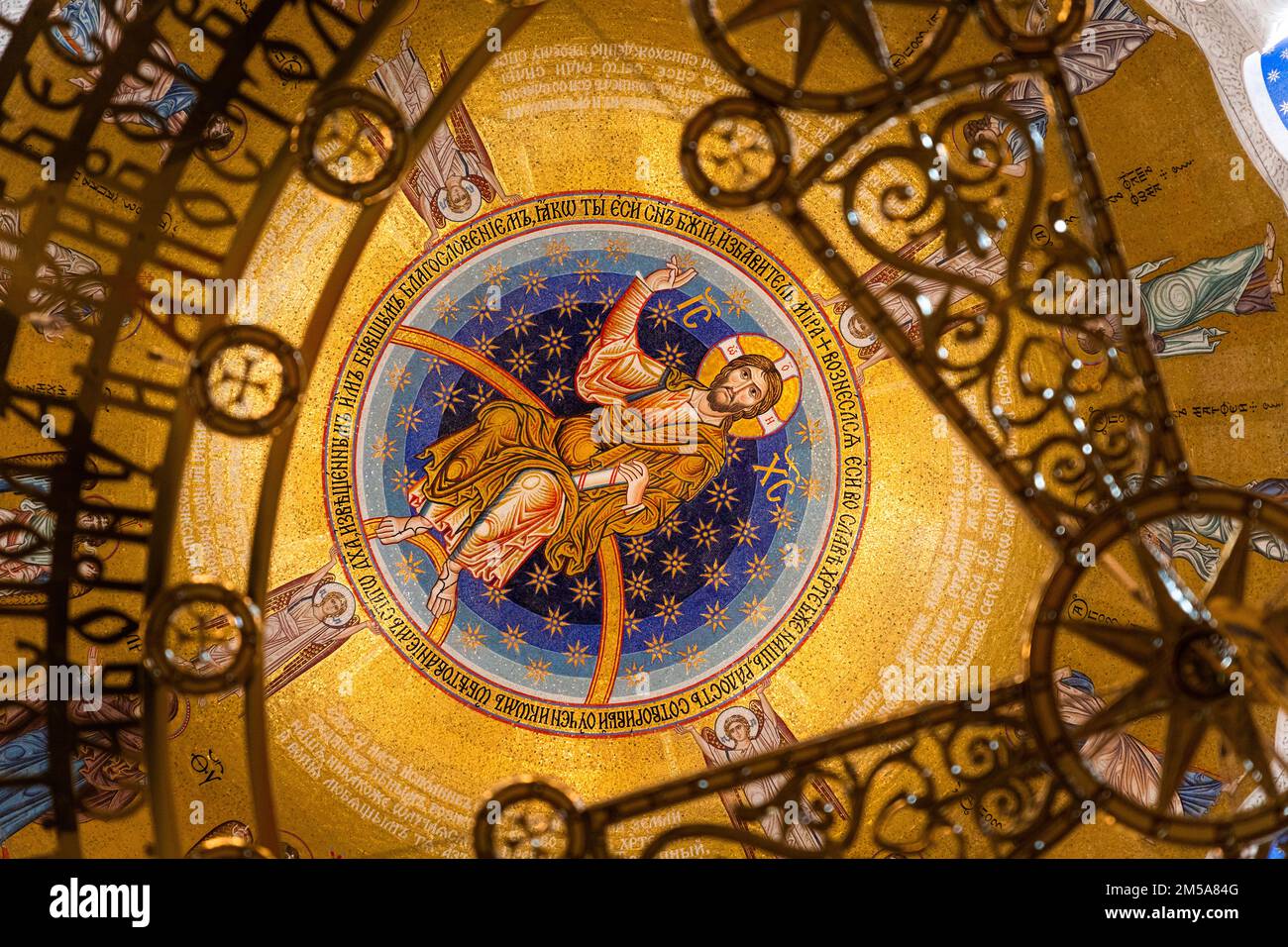 Belgrade, Serbie - 20 décembre 2022 : icône Jésus-Christ et apôtres sur le plafond de Saint Temple de Sava. L'un des plus grands temples orthodoxes du wor Banque D'Images