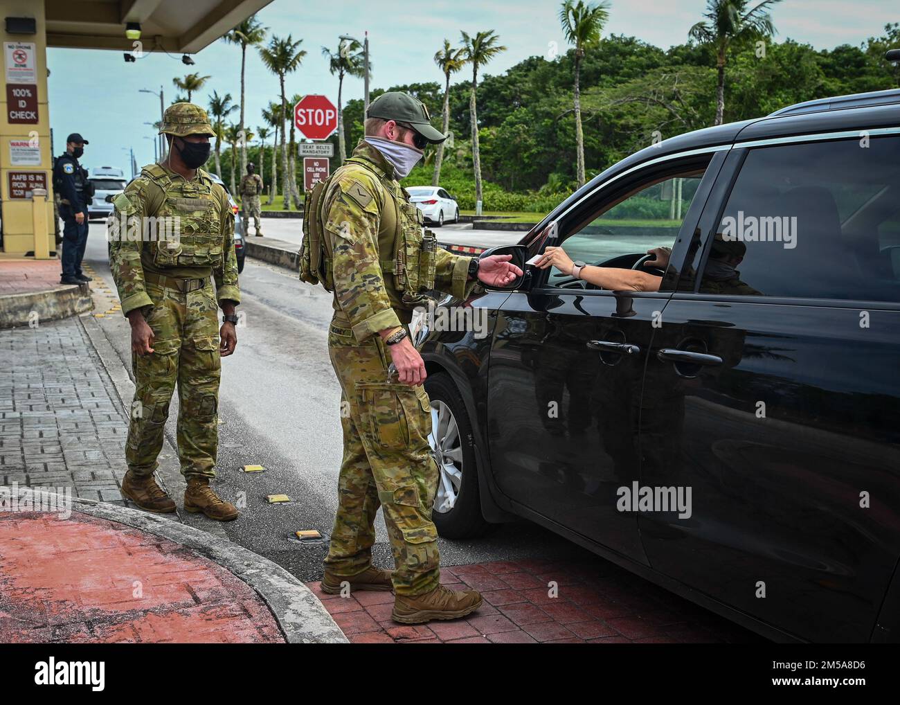 Le personnel de la Royal Australian Air Force effectue une vérification de carte d'identité à Arc Light Gate au cours de COPE North 22 sur la base aérienne d'Andersen, Guam, le 15 février 2022. COPE Nord favorise un environnement optimal pour échanger de l'information et affiner les tactiques, techniques et procédures communes afin de mieux intégrer les capacités multilatérales de défense et d'améliorer l'interopérabilité à l'appui de la sécurité régionale. Banque D'Images