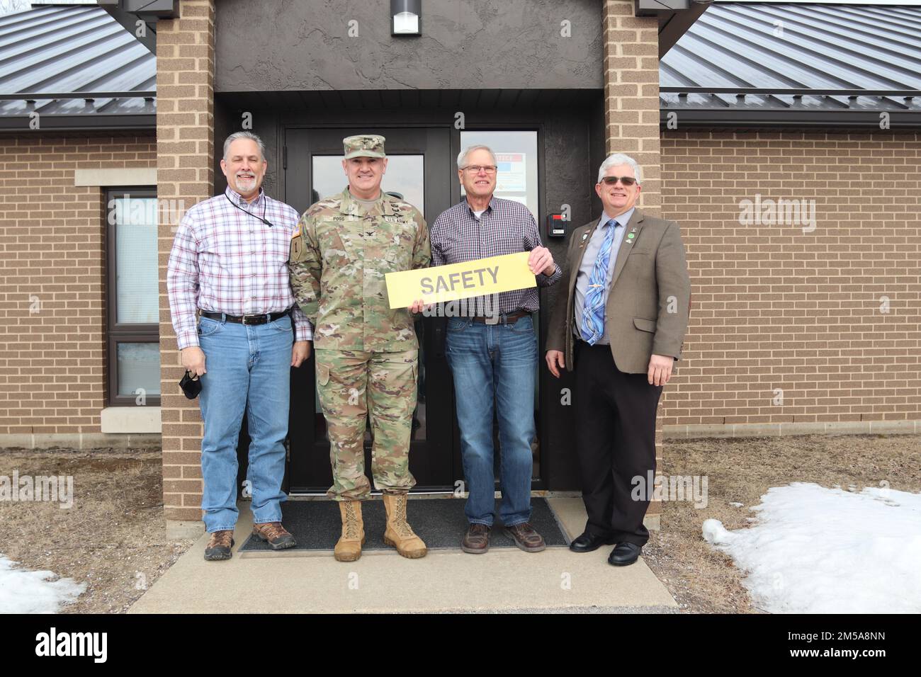 Le commandant de la garnison, le colonel Michael Poss, et le adjoint du commandant de la garnison, Brad Stewart, sont présentés sur une photo du 15 février 2022, avec des membres du Bureau de la sécurité des installations à fort McCoy, dans le Wisconsin. Les chefs de garnison ont effectué une visite spéciale pour les remercier de leur soutien de six mois à l'opération alliés Welcome (OAW). La mission de l'OAW s'est terminée à fort McCoy le 15 février 2022. Banque D'Images