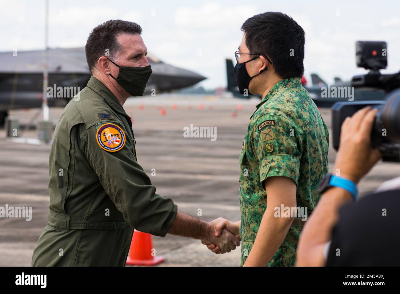 ÉTATS-UNIS Le colonel de la Force aérienne Brian McClanahan se présente au Lgén Melvyn Ong, Chef de la Force de défense de la République de Singapour, après avoir observé une démonstration aérienne d'un F-35B Lightning II avec l'escadron d'attaque de chasseurs marins 242 lors du salon aérien de Singapour 2022 à la base aérienne de Changi, République de Singapour, le 15 février 2022. Le Singapore Airshow est la plus grande exposition de défense et le salon international biennal du Pacifique, attirant des milliers de participants de 50 pays. Banque D'Images