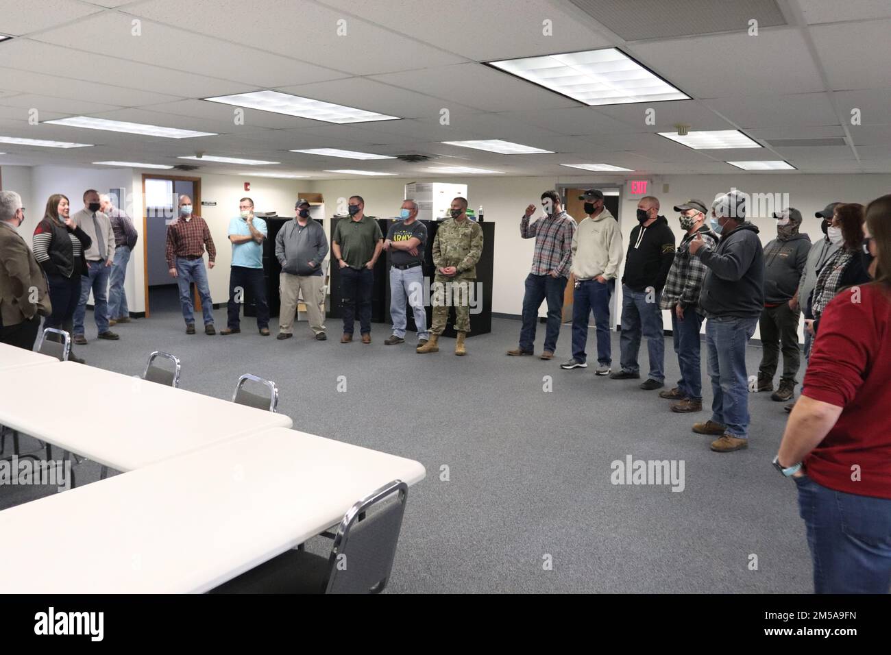 Le commandant de la garnison, le colonel Michael Poss, et le adjoint du commandant de la garnison, Brad Stewart, sont présentés sur une photo du 15 février 2022, avec des membres de la Direction des travaux publics de fort McCoy, dans le Wisconsin. Les chefs de garnison ont effectué une visite spéciale pour les remercier de leur soutien de six mois à l'opération alliés Welcome (OAW). La mission de l'OAW s'est terminée à fort McCoy le 15 février 2022. Banque D'Images