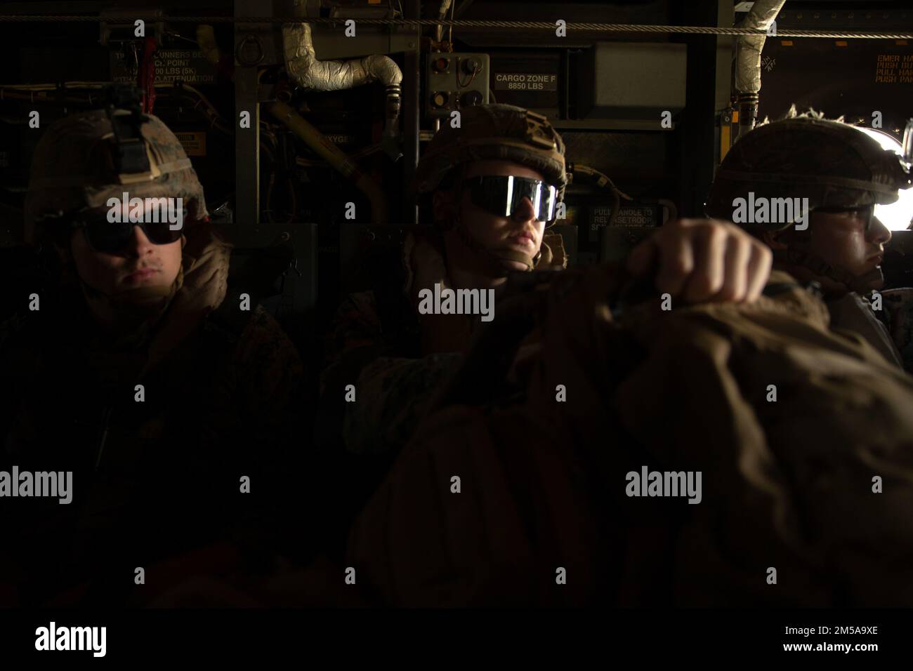 ÉTATS-UNIS Marines avec combat Logistics Battalion 4, combat Logistics Regiment 3, 3rd Marine Logistics Group, conduire un insert longue distance à bord d'un MV-22 Osprey tiltrotor avec Marine Medium Tiltrotor Squadron 262 pendant l'exercice Jungle Warfare 22, 15 février 2022, Camp Schwab, Okinawa, Japon. JWX 22 est un exercice de formation sur le terrain à grande échelle axé sur l'exploitation des capacités intégrées des partenaires conjoints et alliés afin de renforcer la sensibilisation, la manœuvre et les incendies de tous les domaines dans un environnement maritime distribué. Banque D'Images