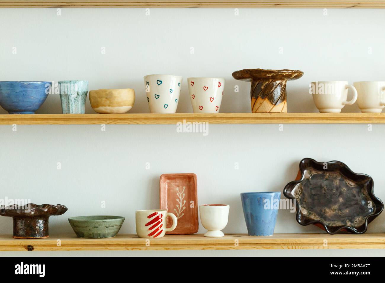 Vaisselle en céramique faite à la main et pichet en poterie artisanale,  pots et tasses sur des étagères, studio créatif ou magasin de potier. Terre  argileuse d'artisanat différente Photo Stock - Alamy