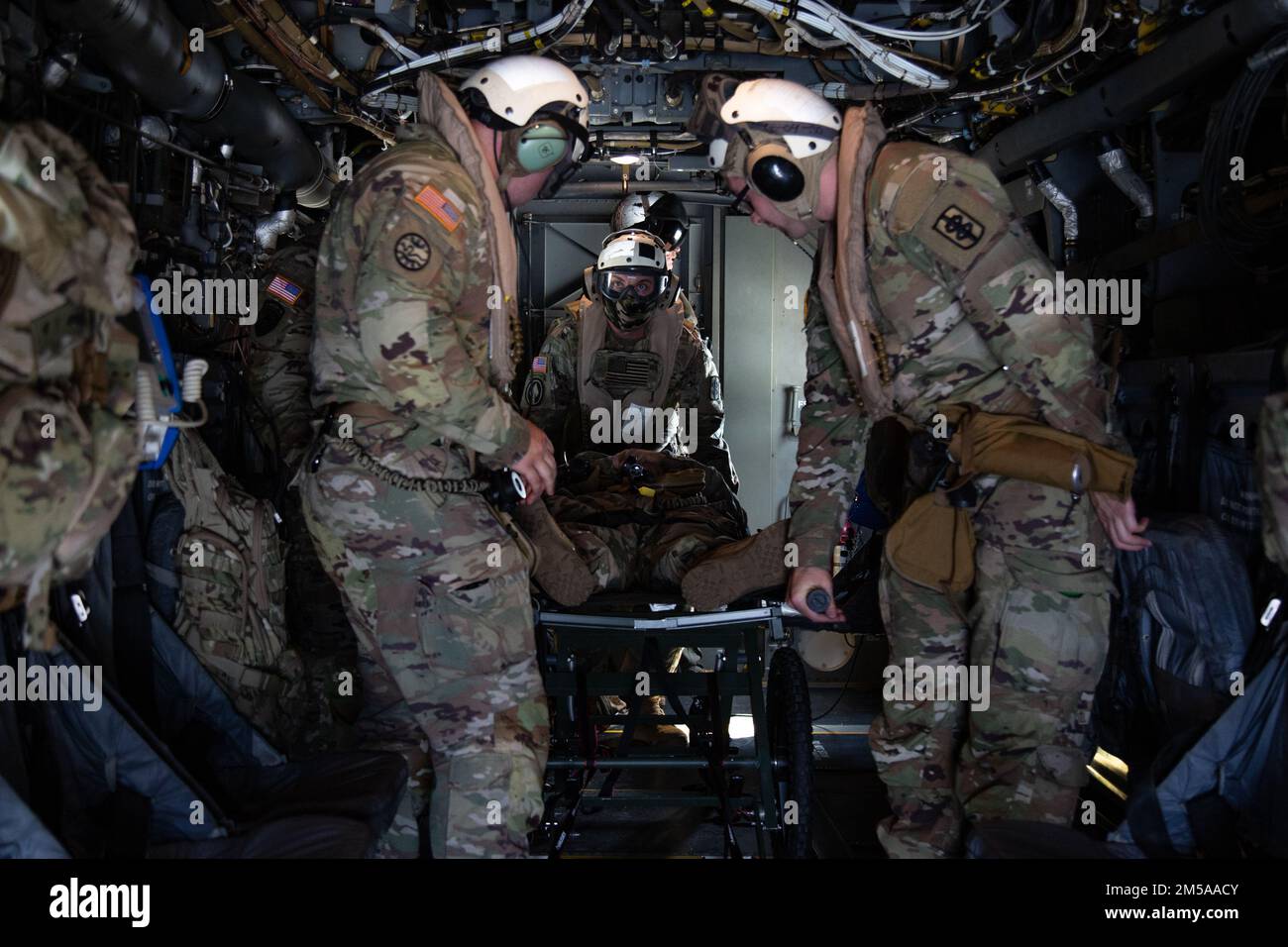 ÉTATS-UNIS Les soldats du détachement de réanimation et de chirurgie (DSRF) de 8th effectuent des exercices d'évacuation médicale avec un aéronef MV-22B Osprey affecté à l'escadron de Tilitrotor (VMM) 268 de Marine Medium à la base du corps des Marines Hawaii, Hawaii, le 15 février 2022. Cette formation conjointe a été menée pour élargir les capacités communes au sol et dans l'air entre les États-Unis Armée et corps des Marines. Banque D'Images