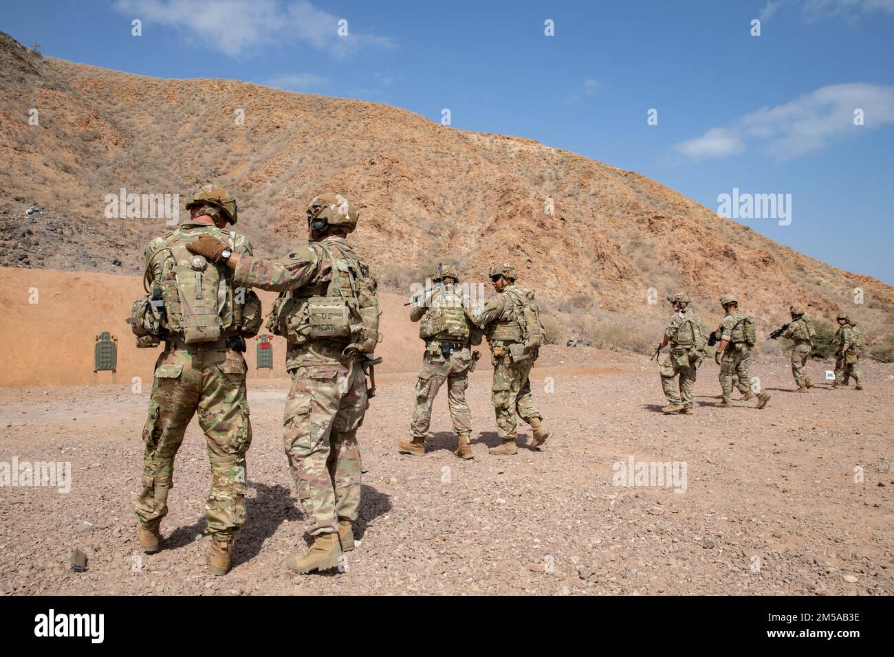 Les soldats de la Garde nationale de l'Armée de Virginie affectés à Une compagnie, 3-116th Bataillon d'infanterie, Force opérationnelle Red Dragon, Force opérationnelle interarmées combinée – Corne de l'Afrique, mènent une formation de réflexive-feu avec des nations partenaires à Arta Range, Djibouti, 15 février 2022. Les membres des services américains et italiens ont reçu une formation polyvalente sur les systèmes d'armes et ont mené des exercices de réflexion et de mouvement. Des membres de la Force d'autodéfense du Japon et de la Marine de la République de Corée étaient également présents pour observer l'entraînement. Le CJTF-HOA, qui opère à partir du Camp Lemonnier de Djibouti, s'entraîne régulièrement avec des alliés, des partenaires et des gouvernements et travaille avec eux Banque D'Images