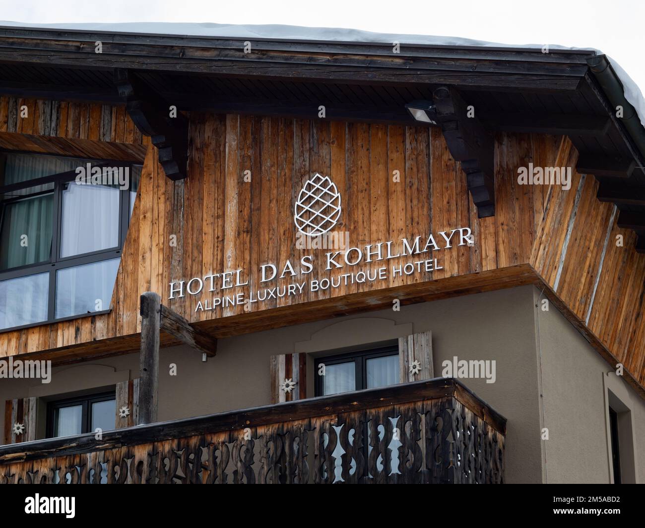 Logo de l'hôtel Das Kohlmayr à l'extérieur du bâtiment. Panneau argent sur la façade en bois. Hôtel de luxe alpin dans la station de sports d'hiver. Banque D'Images