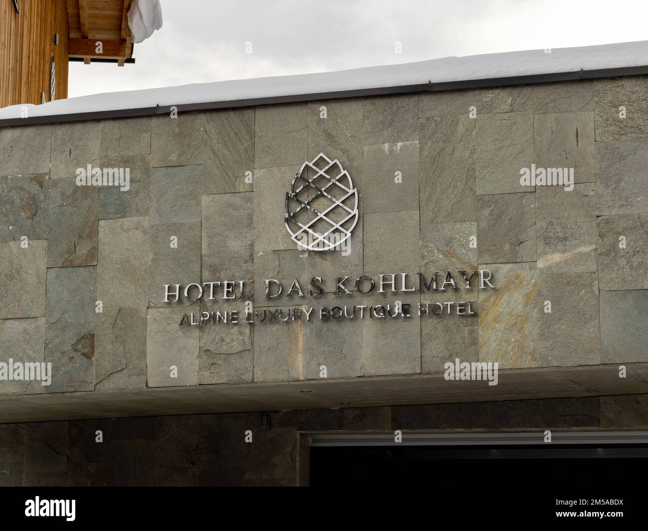 Logo de l'hôtel Das Kohlmayr à l'extérieur du bâtiment. Panneau argent sur la façade en pierre. L'hébergement est un hôtel boutique de luxe alpin dans la station. Banque D'Images