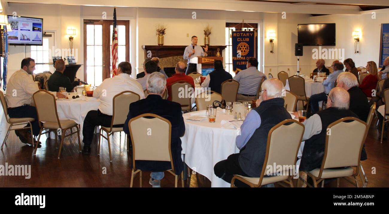 Lowell Usrey présente les dirigeants de la communauté lors d'une réunion du Club Rotary de Panama City, le 15 février 2022. Usrey a fait le point sur la reconstruction et les technologies qui feront de Tyndall AFB une « installation de l'avenir » résiliente. Usrey est le chef de la Direction de l’intégration de la Division de la récupération en cas de catastrophe naturelle du Centre du génie civil de la Force aérienne à la base aérienne de Tyndall, en Floride. Banque D'Images