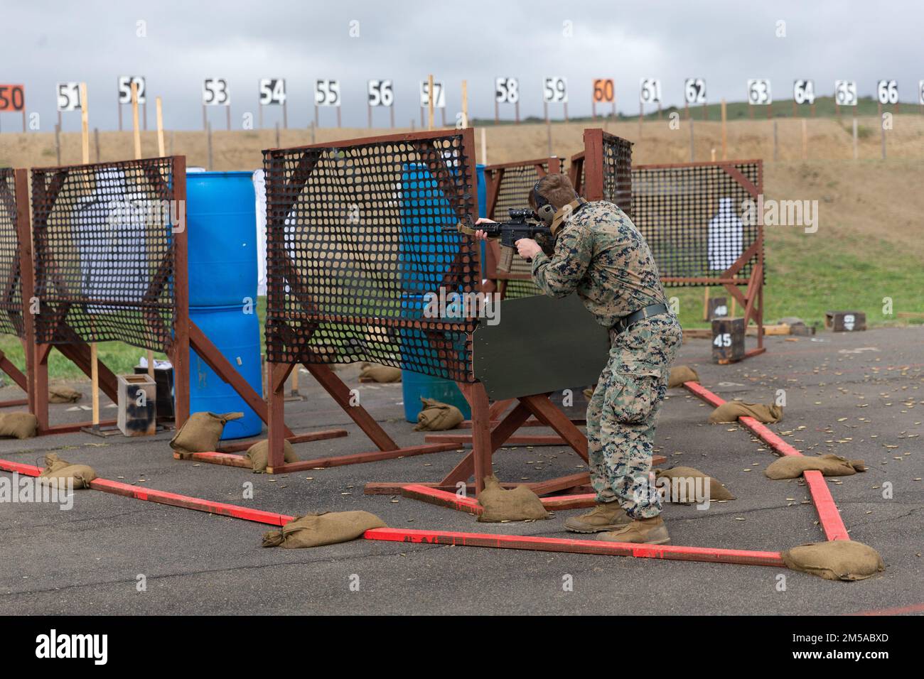 ÉTATS-UNIS Le caporal Austin Black, un ingénieur de combat du 7th Engineer support Battalion, 1st Marine Logistics Group, tire une carbine de M4 lors de la compétition de Marksmanship du corps des Marines sur le camp de base du corps des Marines Pendleton, Californie, le 15 février 2022. La compétition est conçue pour améliorer de manière significative la compétence des participants dans l’utilisation des armes individuelles en affinant les compétences fondamentales en matière de stratégie de marché, en apprenant les techniques de stratégie de marché et en faisant passer les frontières mentales et physiques dans un forum concurrentiel. Banque D'Images