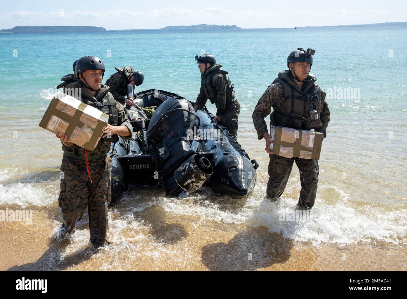 ÉTATS-UNIS Marines avec Motor Transportation Company, combat Logistics Battalion 4, combat Logistics Regiment 3, arrivent sur terre pour un réapprovisionnement amphibie lors de l'exercice Jungle Warfare 22, 15 février 2022, Kin Blue Beach, Okinawa, Japon. JWX est un exercice de formation sur le terrain à grande échelle axé sur l'exploitation des capacités intégrées des partenaires conjoints et alliés pour renforcer la sensibilisation, la manœuvre et les incendies de tous les domaines dans un environnement maritime distribué. Banque D'Images