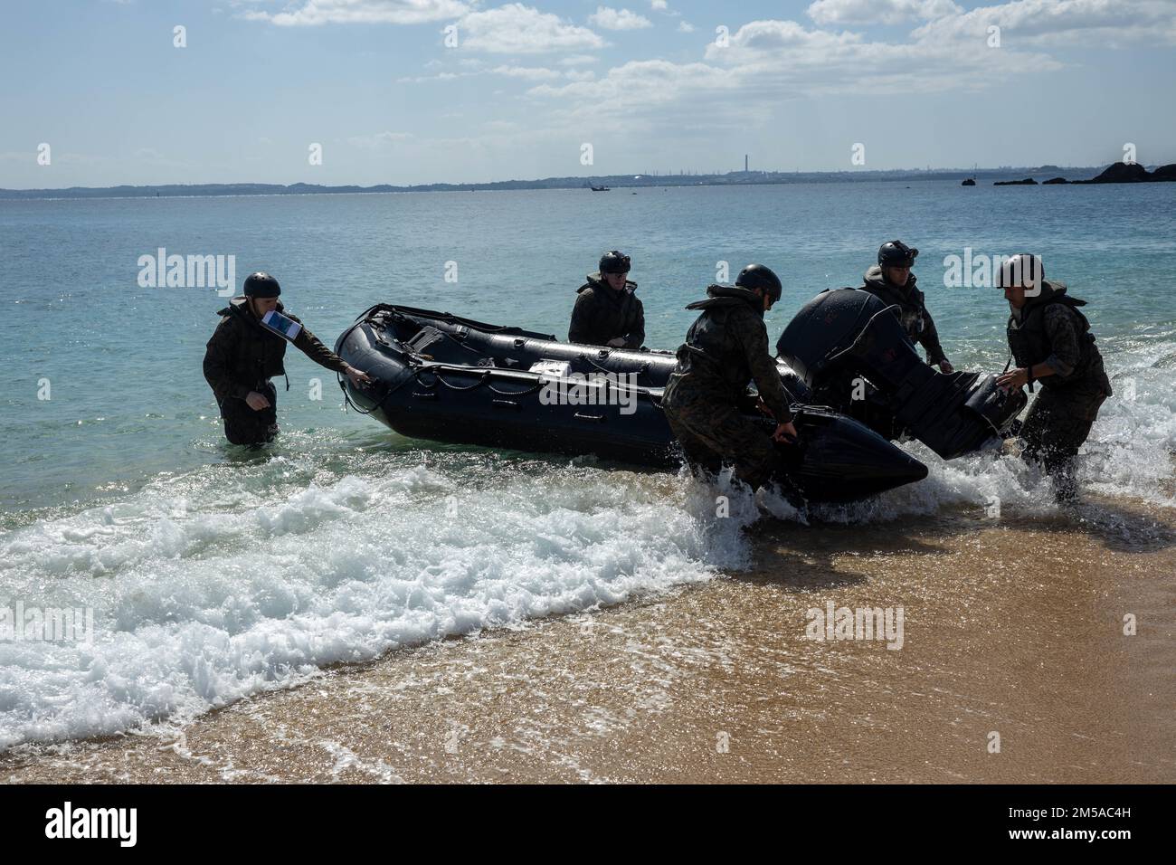 ÉTATS-UNIS Marines avec Motor Transportation Company, combat Logistics Battalion 4, combat Logistics Regiment 3, arrivent sur terre pour un réapprovisionnement amphibie lors de l'exercice Jungle Warfare 22, 15 février 2022, Kin Blue Beach, Okinawa, Japon. JWX est un exercice de formation sur le terrain à grande échelle axé sur l'exploitation des capacités intégrées des partenaires conjoints et alliés pour renforcer la sensibilisation, la manœuvre et les incendies de tous les domaines dans un environnement maritime distribué. Banque D'Images