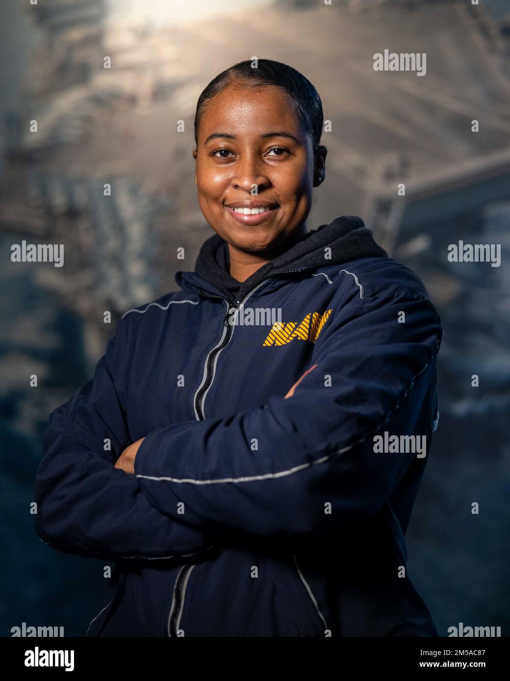 Aviation Ordnanceman 2nd classe Nelanie Marien Anderson pose pour une photo de portrait au Commandement de la formation de recrue. Plus de 40 000 recrues s'entraînent chaque année au seul camp de la Marine. Banque D'Images