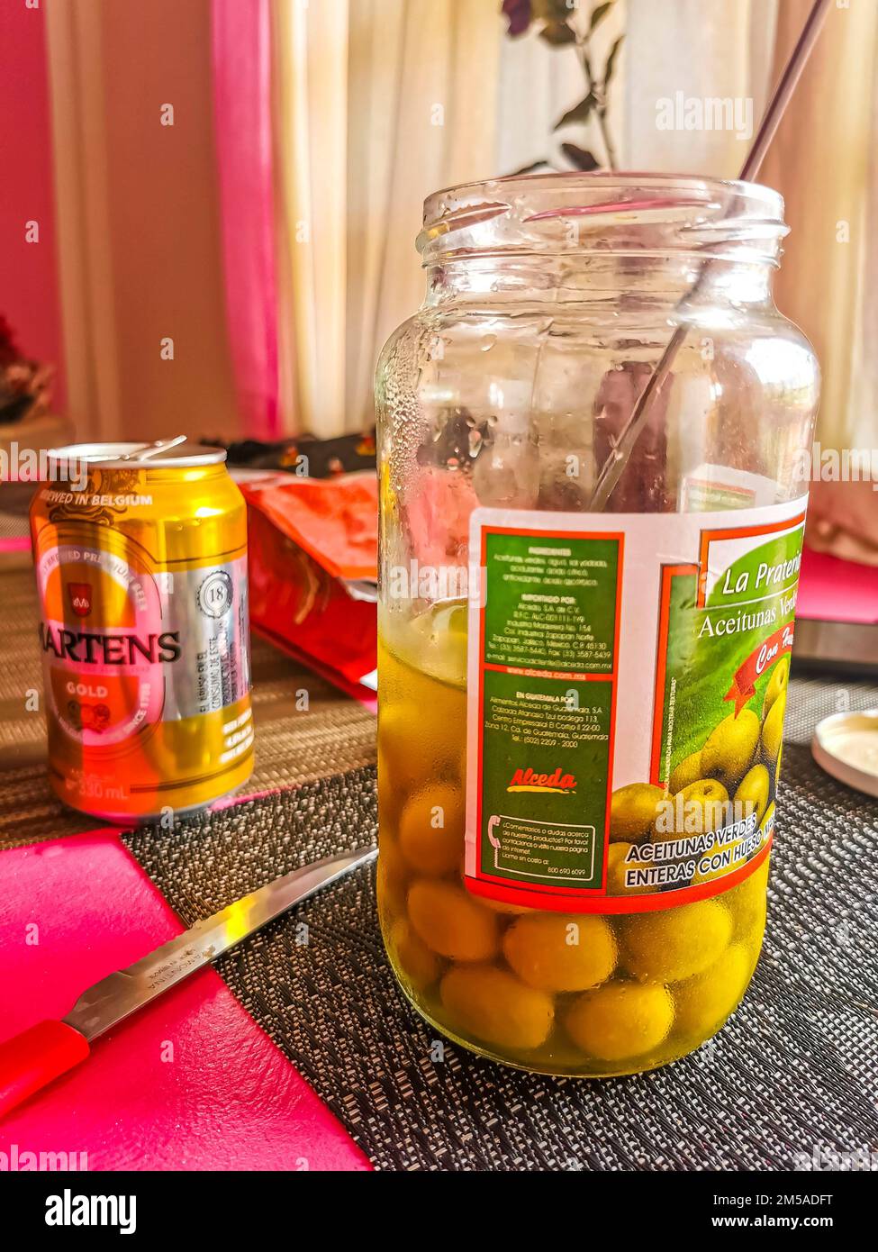 Verre aux olives vertes et bière à Playa del Carmen Quintana Roo Mexico. Banque D'Images