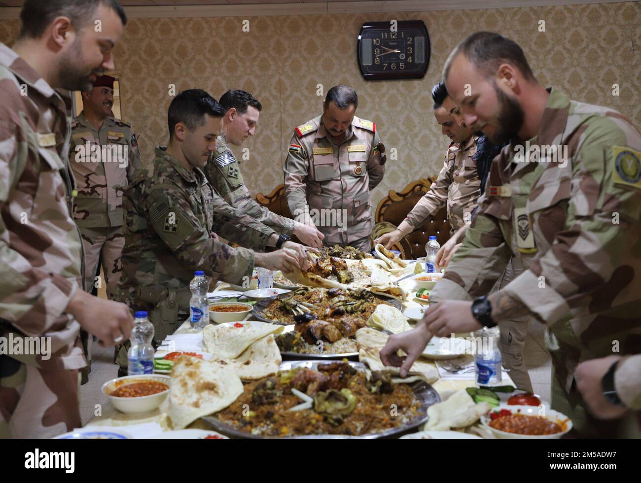Le major-général irakien Kuthayr Abdulrahman, commandant du Commandement des opérations Al-Jazeera, a rejoint les soldats américains et norvégiens pendant le déjeuner à la suite d'un engagement clé du chef d'état-major avec son chef d'état-major, Brig. Général Ahmed Jabar Banoun à la base aérienne d'Al Asad, Irak, le 15 février 2022. Les partenaires iraquiens et de la Force de coalition continuent de construire et de renforcer leurs relations afin d'assurer leur objectif mutuel de maintenir la défaite durable de Daesh. Banque D'Images