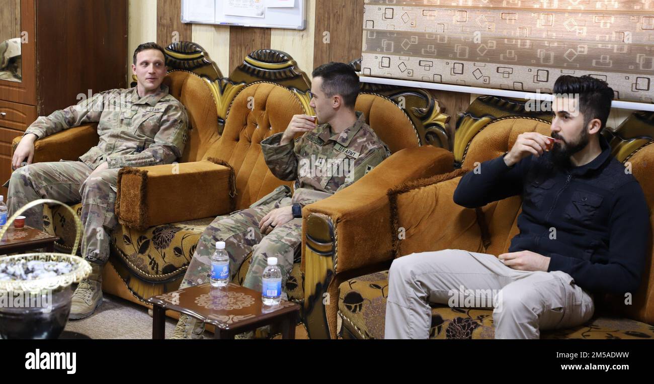 Officiers des opérations, Maj. Jason Burgess et CPT. Richard Henderson, 2nd Bataillon, 12th Régiment d'artillerie de campagne, 1st équipe de combat de la Brigade Stryker, 4th Division d'infanterie a discuté des questions de sécurité de la zone avec le Brigadier-général irakien Ahmed Jabar Banoun, Chef d'état-major, Commandement des opérations Al-Jazeera lors d'un engagement de chef clé sur la base aérienne Al Asad, en Irak, le 15 février 2022. Les partenaires iraquiens et de la Force de coalition continuent de construire et de renforcer leurs relations afin d'assurer leur objectif mutuel de maintenir la défaite durable de Daesh. Banque D'Images