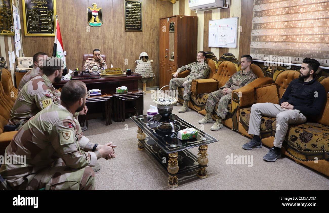 Le général de brigade Ahmed Jabar Banoun, chef d'état-major du Commandement des opérations d'Al-Jazeera, a organisé un déjeuner pour plusieurs soldats américains et norvégiens à la suite d'un engagement de leader clé sur la base aérienne d'Al Asad, en Irak, le 15 février 2022. Les partenaires iraquiens et de la Force de coalition continuent de construire et de renforcer leurs relations afin d'assurer leur objectif mutuel de maintenir la défaite durable de Daesh. Banque D'Images