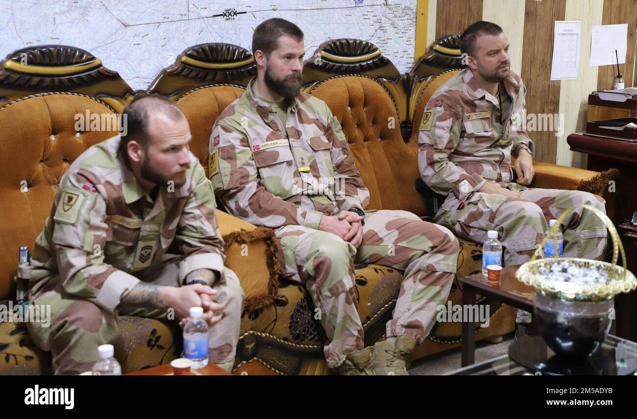 Les soldats norvégiens ont discuté des questions de sécurité de la zone avec le général de brigade irakien Ahmed Jabar Banoun, chef d'état-major du Commandement des opérations d'Al-Jazeera, lors d'un engagement de leader clé sur la base aérienne d'Al Asad, en Irak, le 15 février 2022. Les partenaires iraquiens et de la Force de coalition continuent de construire et de renforcer leurs relations afin d'assurer leur objectif mutuel de maintenir la défaite durable de Daesh. Banque D'Images