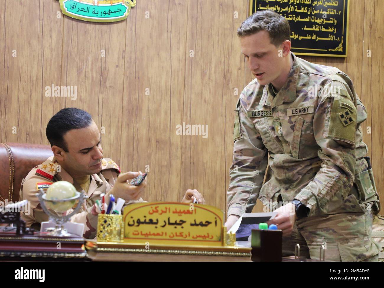 L'officier des opérations, le Maj. Jason Burgess, 2nd Bataillon, 12th Régiment d'artillerie de campagne, 1st équipe de combat de la Brigade Stryker, 4th Division d'infanterie, a discuté des questions de sécurité de la zone avec le général de brigade irakien, Ahmed Jabar Banoun, Chef d'état-major, Commandement des opérations Al-Jazeera lors d'un engagement de chef clé sur la base aérienne Al Asad, Irak le 15 février 2022. Les partenaires iraquiens et de la Force de coalition continuent de construire et de renforcer leurs relations afin d'assurer leur objectif mutuel de maintenir la défaite durable de Daesh. Banque D'Images
