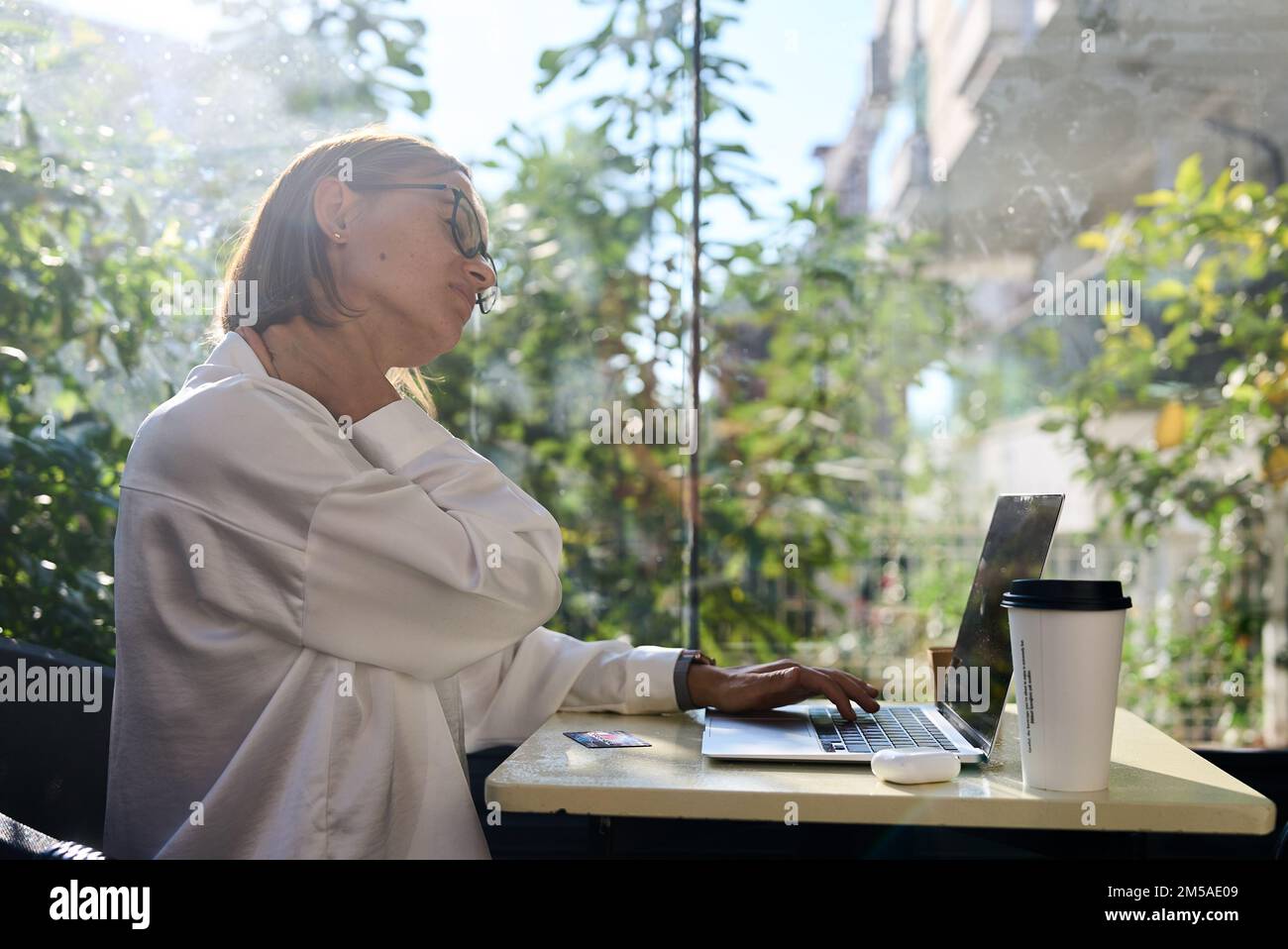 Femme architecte, ordinateur portable et douleur de cou dans le stress, l'épuisement ou surtravaillé au bureau. Femme caucasienne souffrant de mal de cou, d'inflammation Banque D'Images