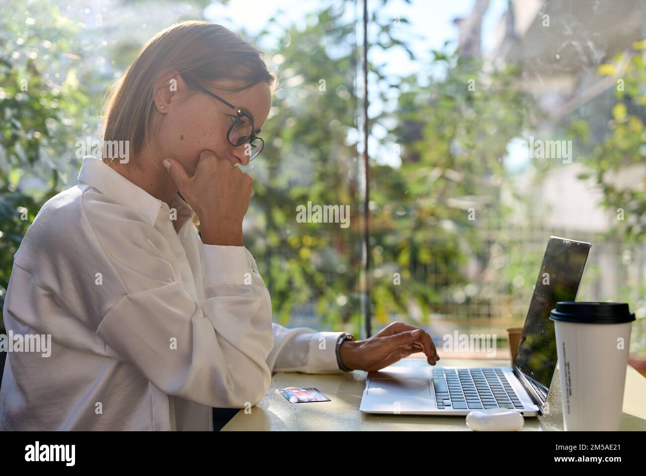 Femme architecte, ordinateur portable et douleur de cou dans le stress, l'épuisement ou surtravaillé au bureau. Femme caucasienne souffrant de mal de cou, d'inflammation Banque D'Images