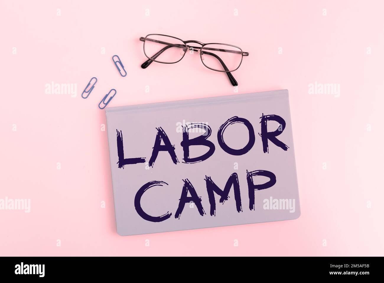 Écriture affichant le texte Labor Camp. Mot pour une colonie pénale où le travail forcé est exécuté Banque D'Images