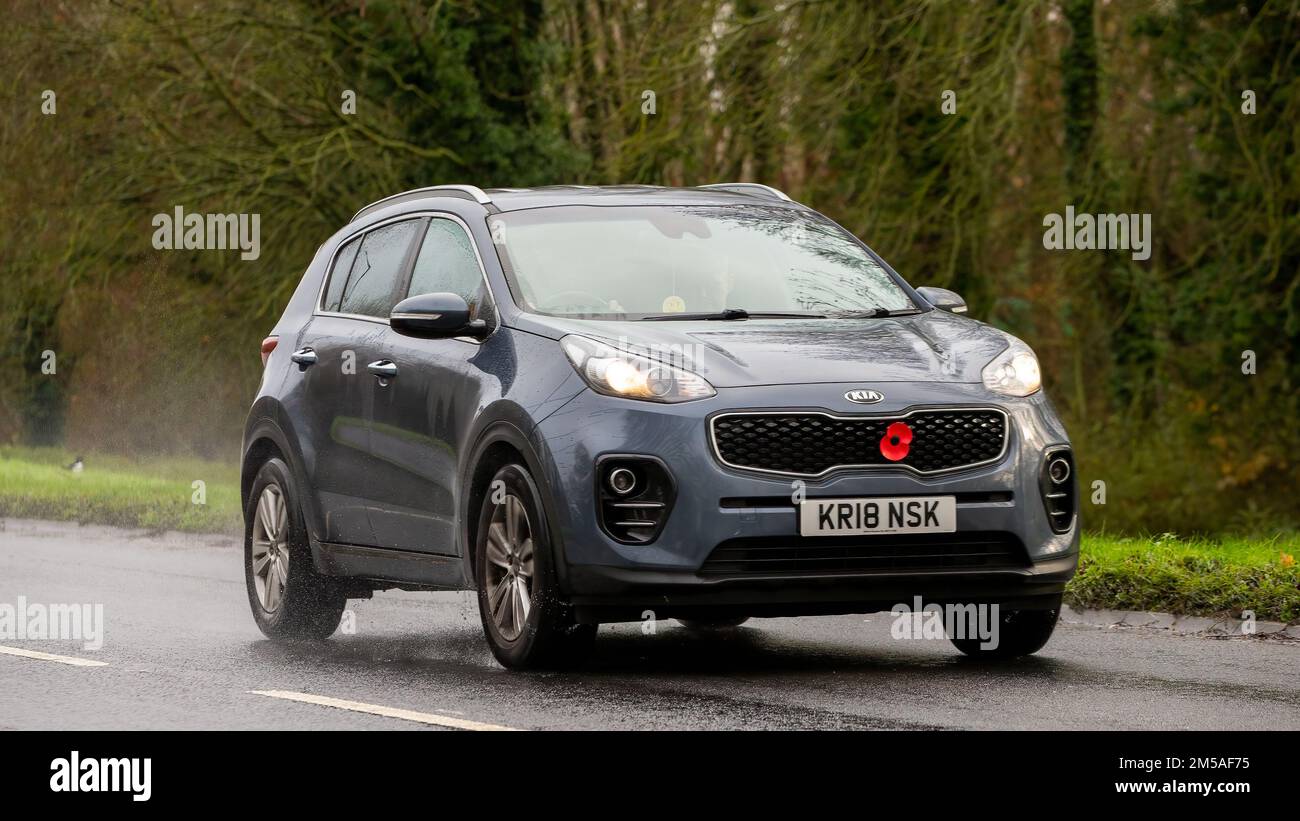 2018 Kia Sportage conduite sur route mouillée Banque D'Images