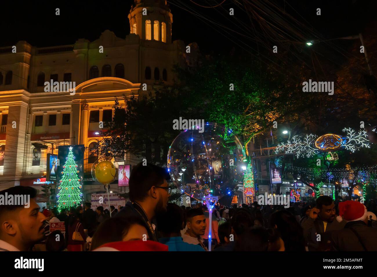 Kolkata, Bengale occidental, Inde - 26.12.2018 : lumières décorées et fête de Noël dans la rue illuminée du Parc avec joie et ambiance festive de fin d'année. Banque D'Images