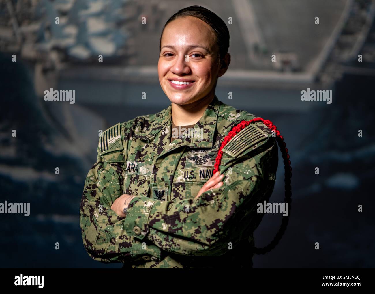 Fire Controlman 1st classe Raquel Lara pose pour une photo de portrait au Commandement de la formation de recrue. Plus de 40 000 recrues s'entraînent chaque année au seul camp de la Marine. Banque D'Images