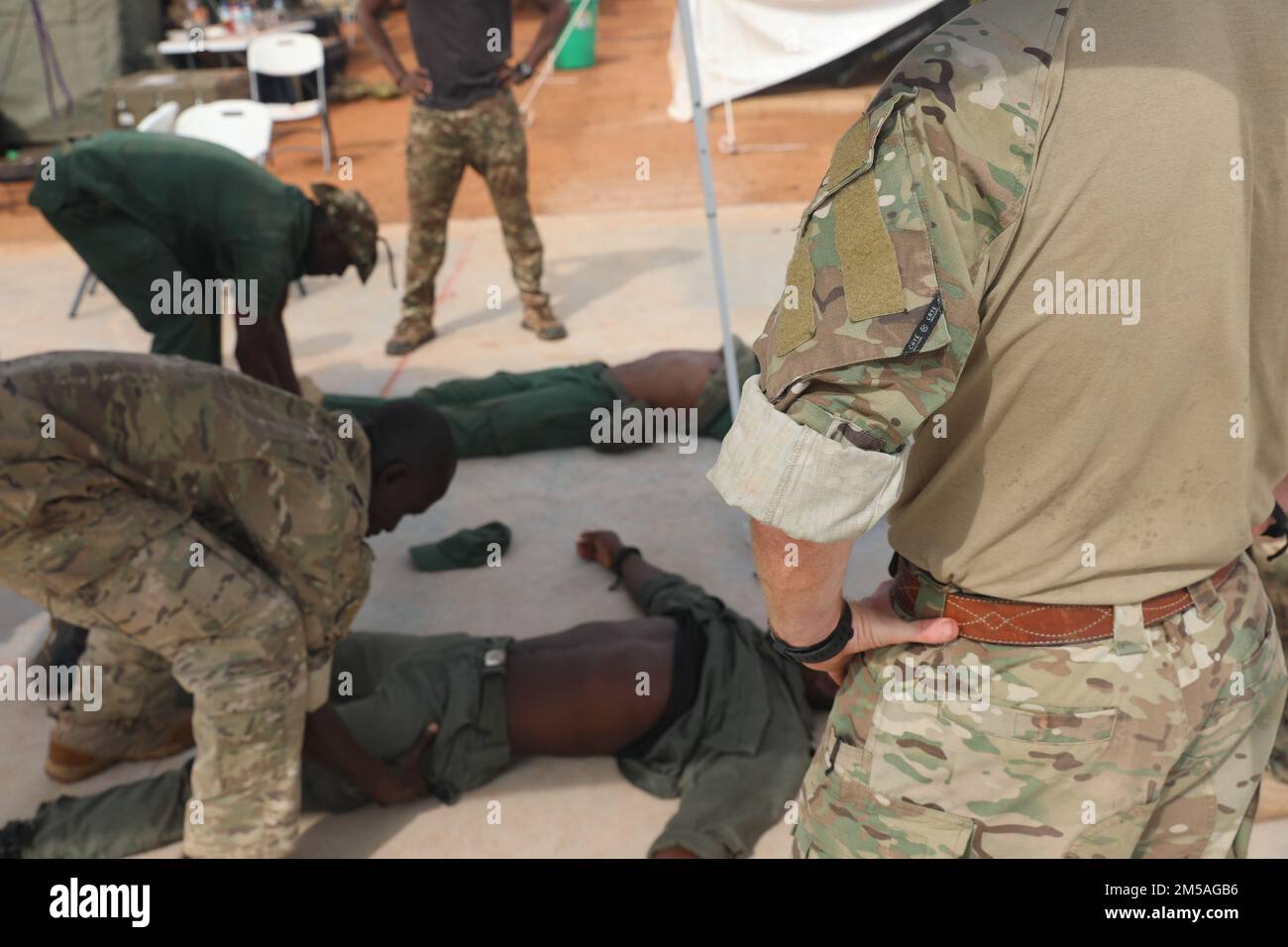 ÉTATS-UNIS Les soldats des forces aux côtés de la Côte d'Ivoire les soldats des forces spéciales suivent un entraînement médical tactique près d'Abidjan, en Côte d'Ivoire, le 16 février 2022 Flintlock est un exercice multinational en Côte d'Ivoire. Le flatlock contribue à renforcer la capacité des alliés et des partenaires à contrer l'extrémisme violent et à assurer la sécurité de leur peuple. Banque D'Images