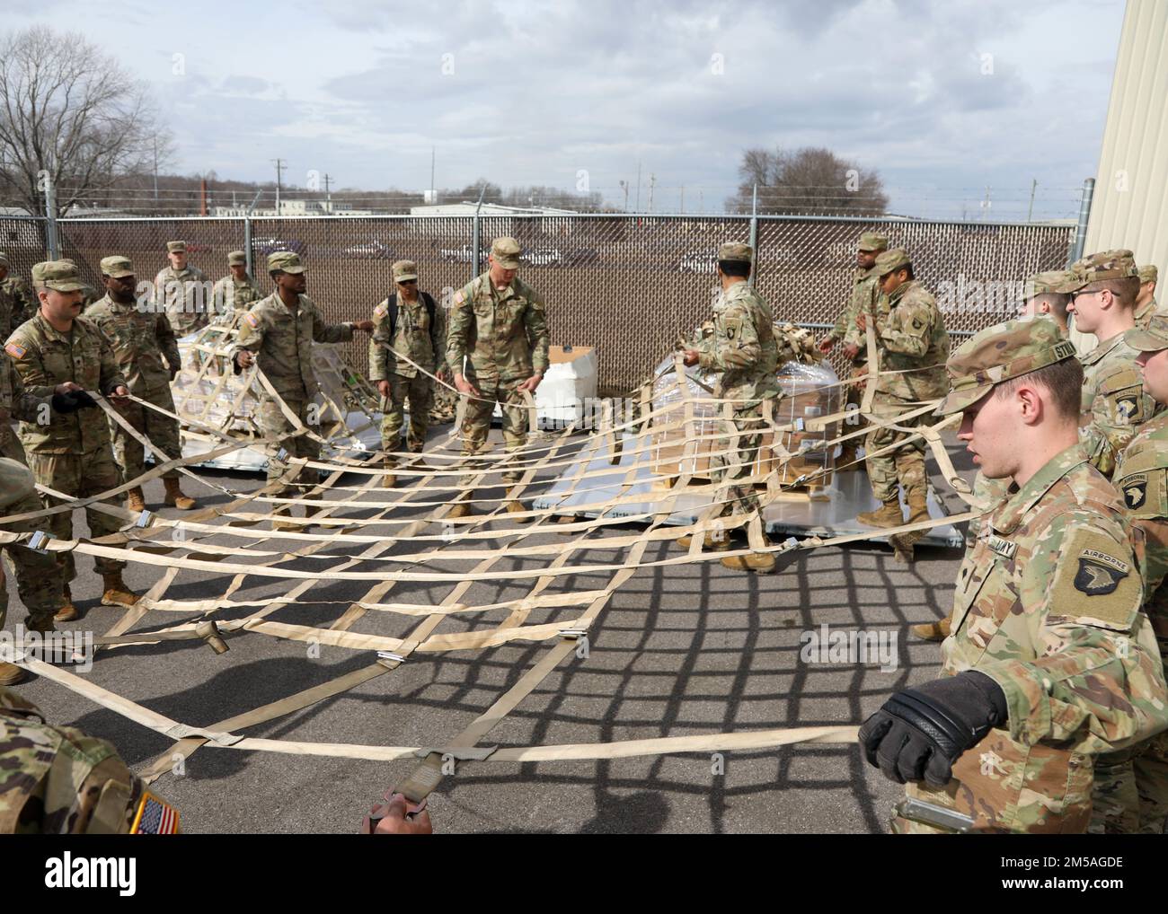 Soldats du quartier général et du bataillon du quartier général, 101st, Division aéroportée (assaut aérien), palletize Meals, Ready to Eat (MRE) et cruches d'eau en préparation à leur prochain exercice de déploiement de préparation aux situations d'urgence le 16 février 2022, à fort Campbell, Ky. La préparation des fournitures à l'avance augmente la capacité des unités à se déployer rapidement lorsqu'elles reçoivent la commande et constitue une compétence essentielle à mettre en pratique au cours d'un EDRE. Banque D'Images