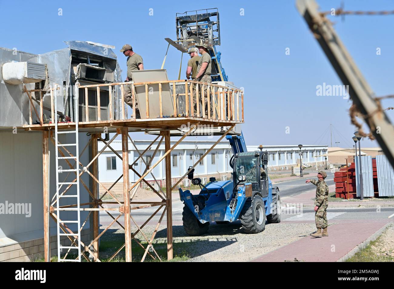 386th des techniciens en CVC de l'escadron du génie civil expéditionnaire installent de nouvelles unités de climatisation et de chauffage au centre d'éducation et à la chapelle de la base aérienne Ali Al Salem le 16 février 2022. Le système ECES 386 est responsable de la réparation, de l'entretien et de l'installation des unités HVAC dans toute l'installation. Banque D'Images