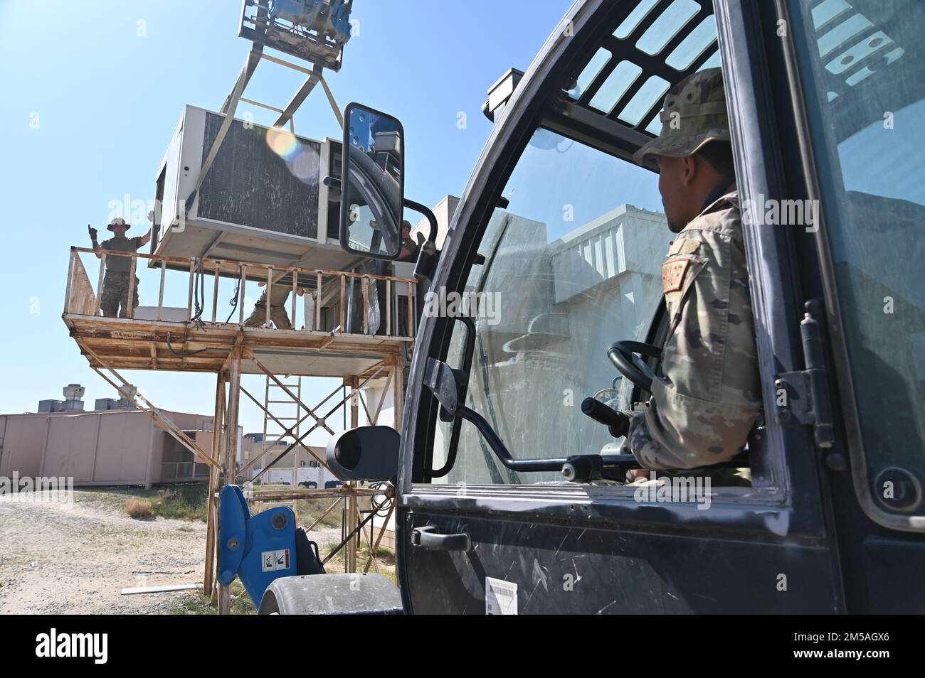 386th des techniciens en CVC de l'escadron du génie civil expéditionnaire installent de nouvelles unités de climatisation et de chauffage au centre d'éducation et à la chapelle de la base aérienne Ali Al Salem le 16 février 2022. Le système ECES 386 est responsable de la réparation, de l'entretien et de l'installation des unités HVAC dans toute l'installation. Banque D'Images