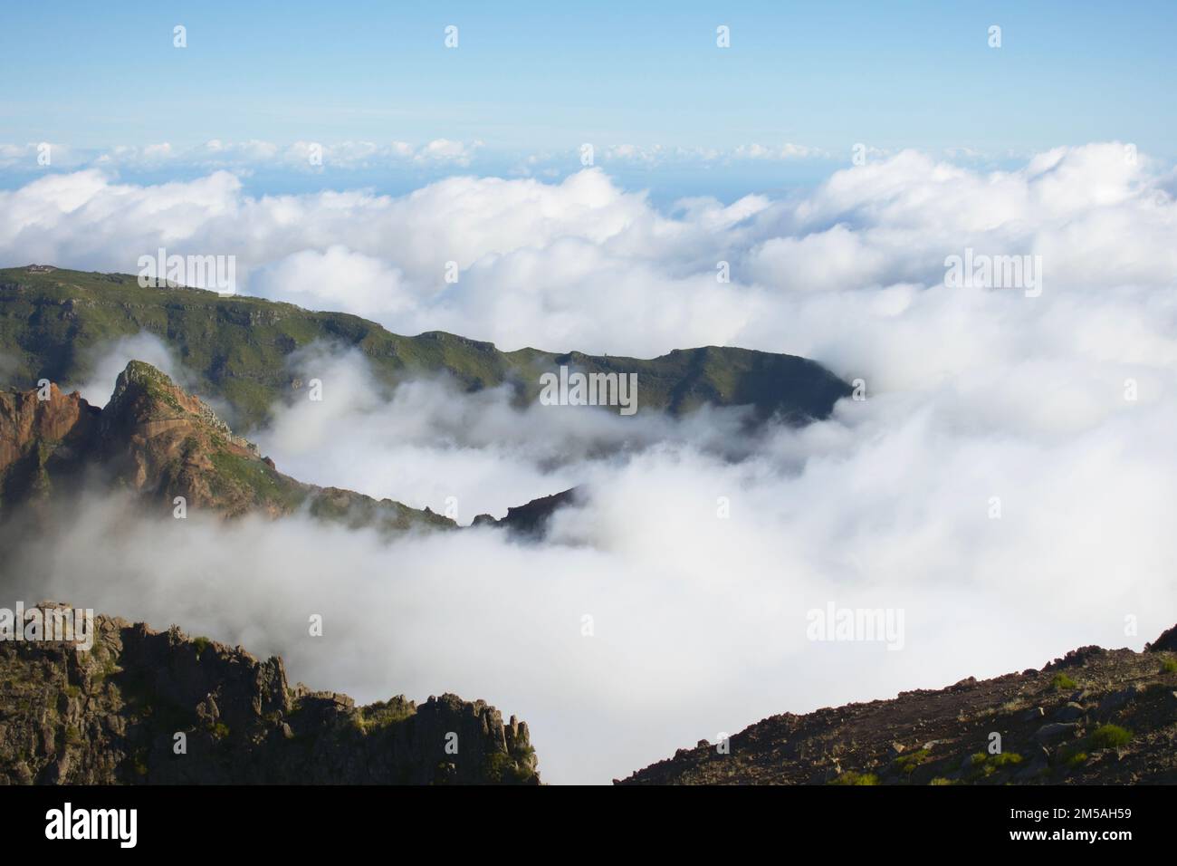 Landscape.in île de Madère avec des sommets de montagne entourés de nuages et d'un ciel bleu Banque D'Images