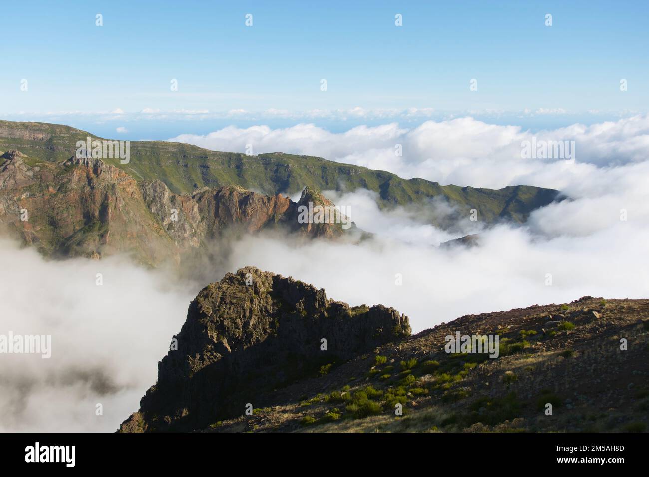 Les montagnes s'élèvent au-dessus des nuages sur une île claire de Madère day.in, Portugal Banque D'Images
