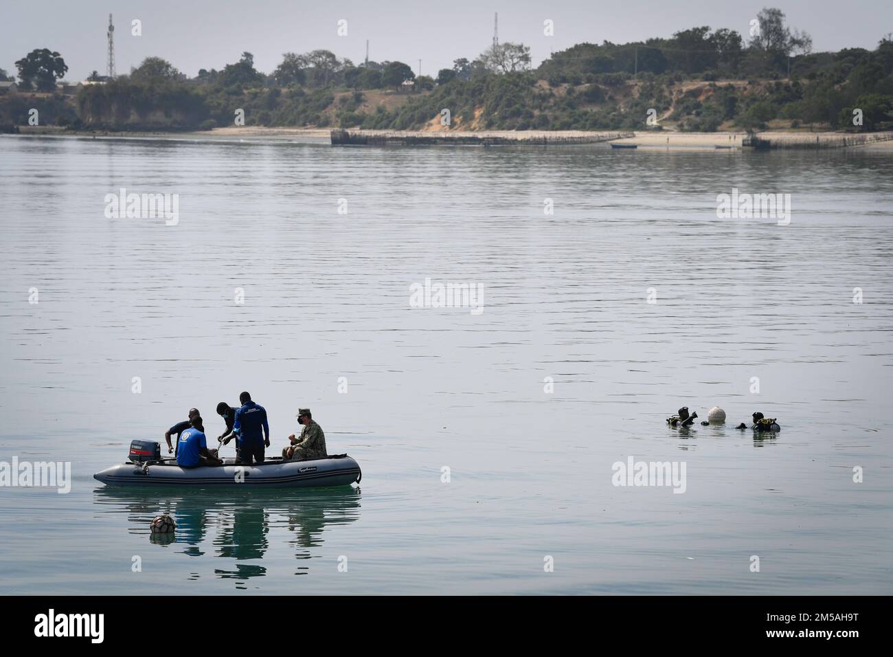 MOMBASA, Kenya (16 février 2022) Kenya, tanzanien, djiboutien, Et les plongeurs américains mènent une formation de plongée à l'exercice Cutlass Express 2022 à Mombasa, Kenya, le 16 février 2022. Cutlass Express 2022, parrainé par les États-Unis Commandement de l'Afrique et dirigé par les États-Unis Forces navales en Afrique, vise à améliorer la coopération régionale entre les pays participants afin d'accroître la sécurité maritime dans les régions d'Afrique de l'est. Banque D'Images