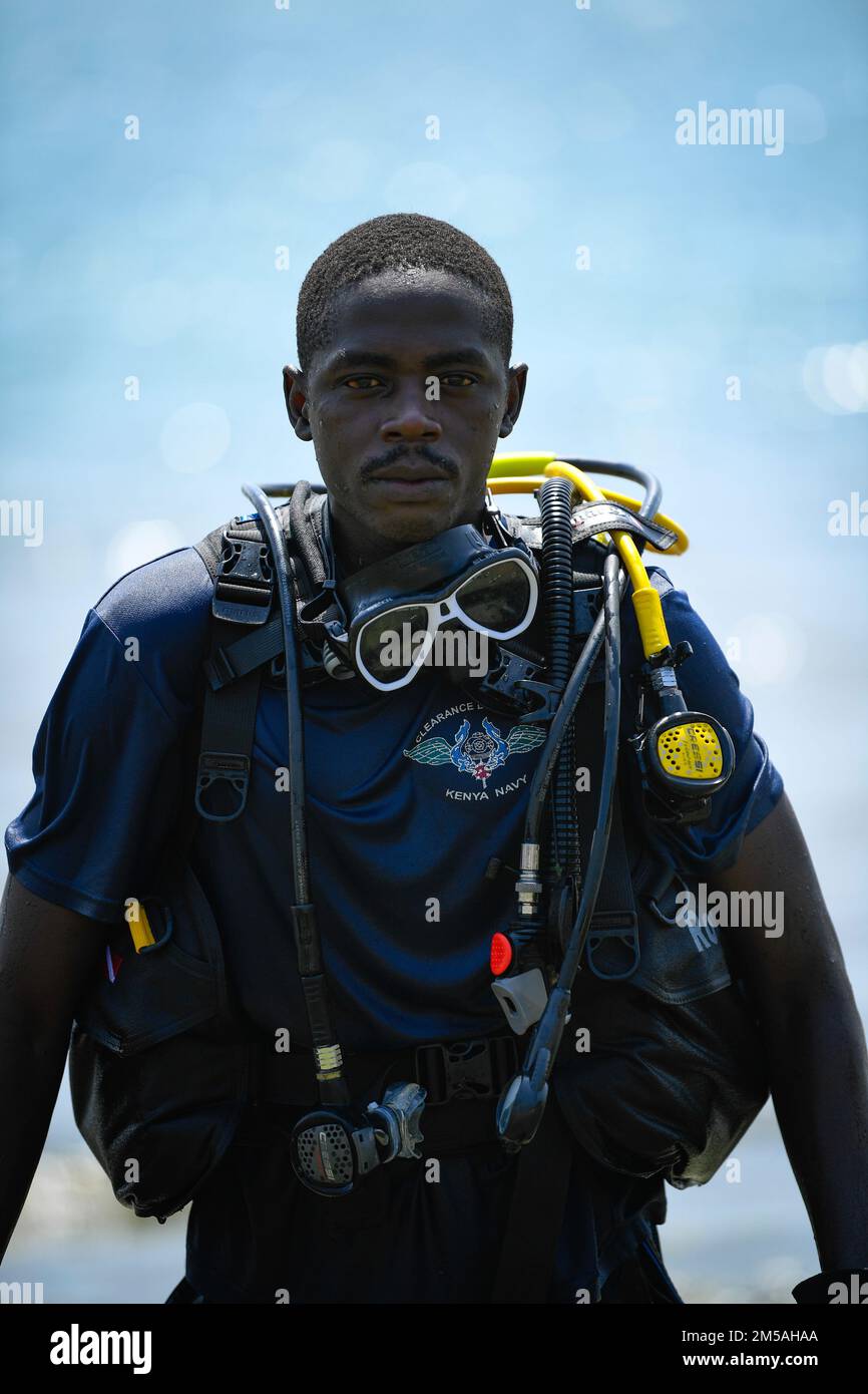 MOMBASA (Kenya) (16 février 2022) le caporal Hamisi Eregae, plongeur kenyan, pose un portrait lors de l'entraînement de plongée à l'exercice Cutlass Express 2022 à Mombasa (Kenya), 16 février 2022. Cutlass Express 2022, parrainé par les États-Unis Commandement de l'Afrique et dirigé par les États-Unis Forces navales en Afrique, vise à améliorer la coopération régionale entre les pays participants afin d'accroître la sécurité maritime dans les régions d'Afrique de l'est. Banque D'Images