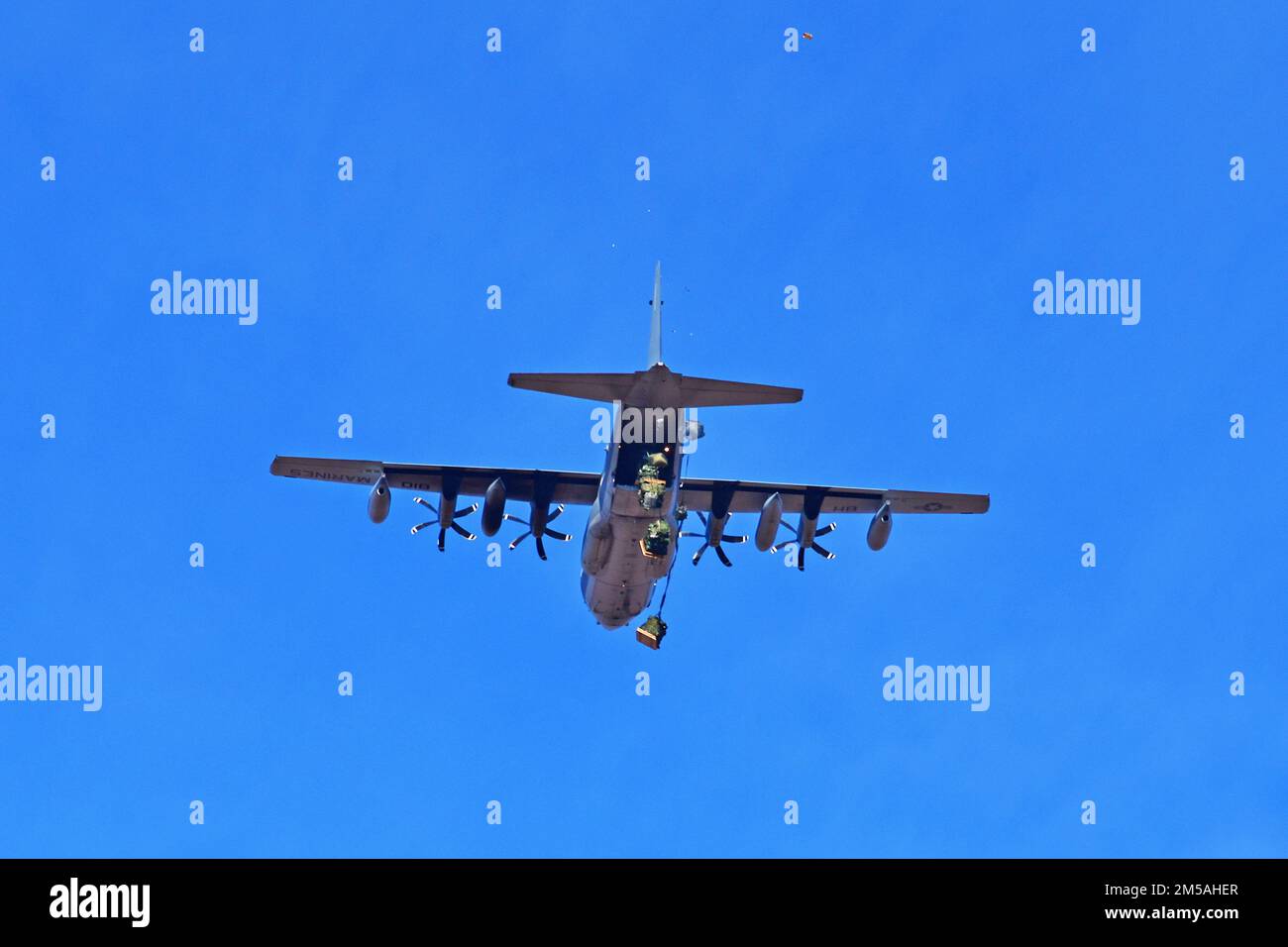 Les capitaines de l'armée américaine affectés au bataillon 2nd, au 503rd parachute Infantry Regiment et aux Marines américaines, de la base aérienne navale de Sigonella, libèrent des paquets de grosse chute avec un Super Hercules KC130J sur la zone Frida Drop à Pordenone, en Italie, le 16 février, 2022. La Brigade aéroportée de 173rd est la Force d'intervention d'urgence de l'armée américaine en Europe, fournissant des forces rapidement déployables aux États-Unis les domaines de responsabilité de l'Europe, de l'Afrique et du Commandement central. Forward déployée en Italie et en Allemagne, la brigade s'entraîne régulièrement aux côtés des alliés et partenaires de l'OTAN pour construire des partenariats et renforcer Banque D'Images