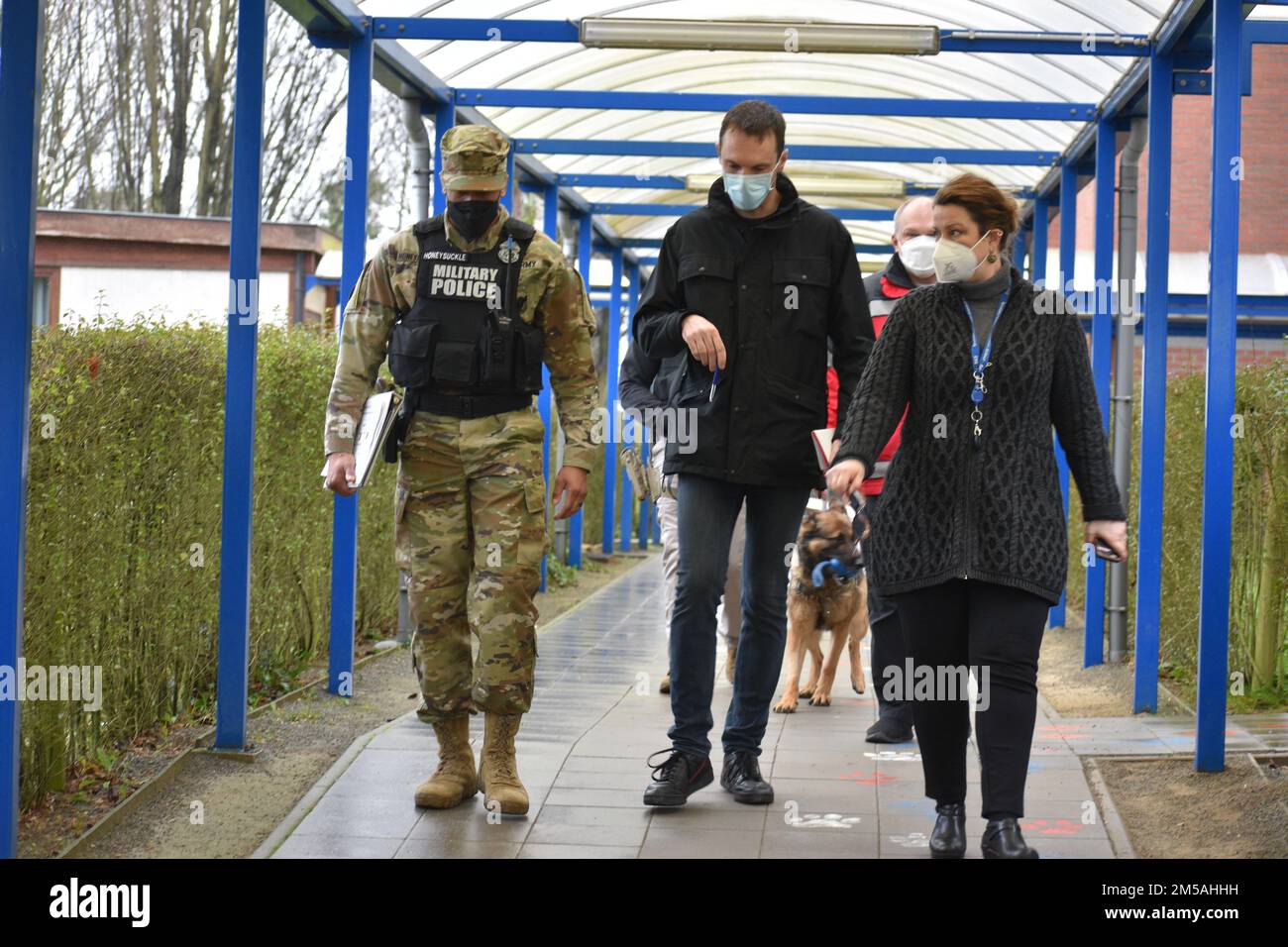De gauche à droite, le Maj. Denard Honeysuckle, le grand prévôt aux États-Unis Army Garrison Benelux - Bruxelles; Tom Nollens, inspecteur au service de police de Zaventem; et Collette Tate, directrice de l'école américaine de Bruxelles, marchent entre les bâtiments du campus bas. Deux équipes, chacune composée de soldats de la police militaire, de forces de l'ordre locales de la nation hôte, de chiens de travail et d'évaluateurs, ont peigné les couloirs de l'école américaine de Bruxelles lors d'un exercice d'intervention d'urgence le 16 février 2022 à l'annexe Sterrebeek de Zaventem, en Belgique. Banque D'Images