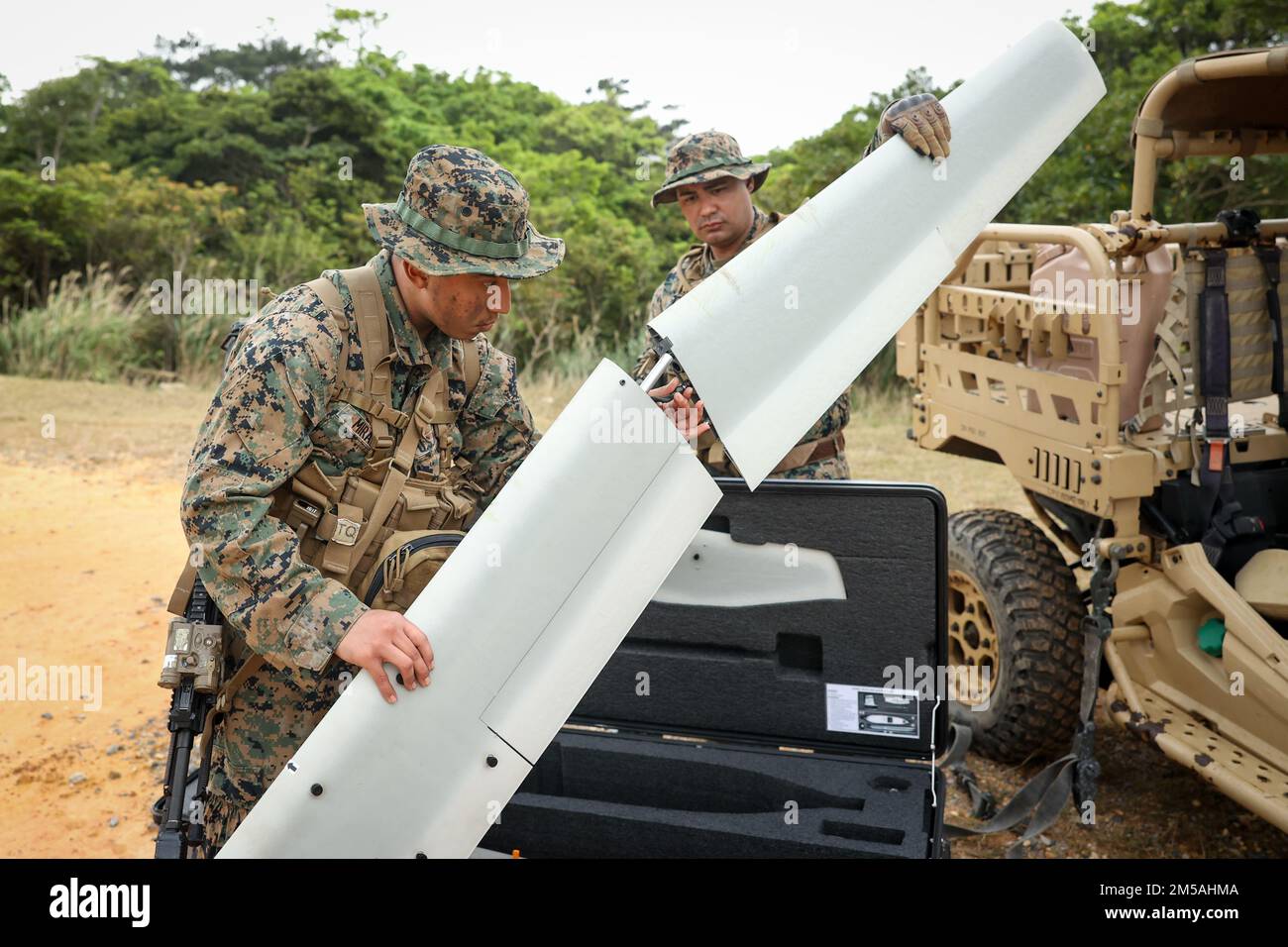 ÉTATS-UNIS Marines avec 1st Bataillon, 3D Marines, 3D Marine Division, assemble un petit système d'aéronef sans pilote RQ-11B Raven pendant l'exercice Jungle Warfare 22 dans la zone d'entraînement centrale, Okinawa (Japon), le 16 février 2022. JWX 22 est un exercice de formation sur le terrain à grande échelle axé sur l'exploitation des capacités intégrées des partenaires conjoints et alliés pour renforcer la sensibilisation, la manœuvre et les incendies de tous les domaines dans un environnement maritime distribué. 1/3 est déployé dans l'Indo-Pacifique sous 4th Marines dans le cadre du Programme de déploiement de l'unité. Banque D'Images